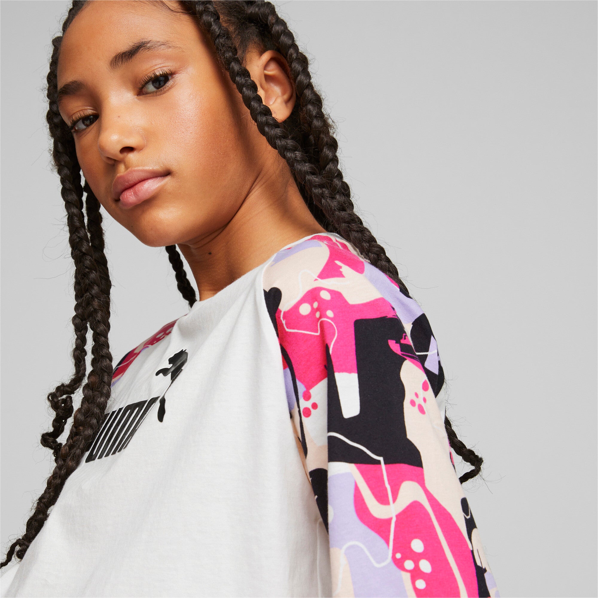 Puma essentials+ street art printed tee youth in white - Model Shot 02