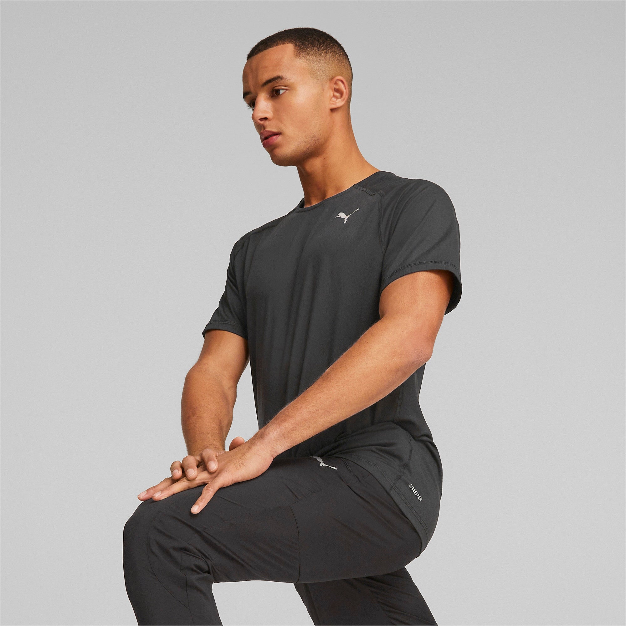 Puma run cloudspun short sleeve tee men in black - Model Shot 01