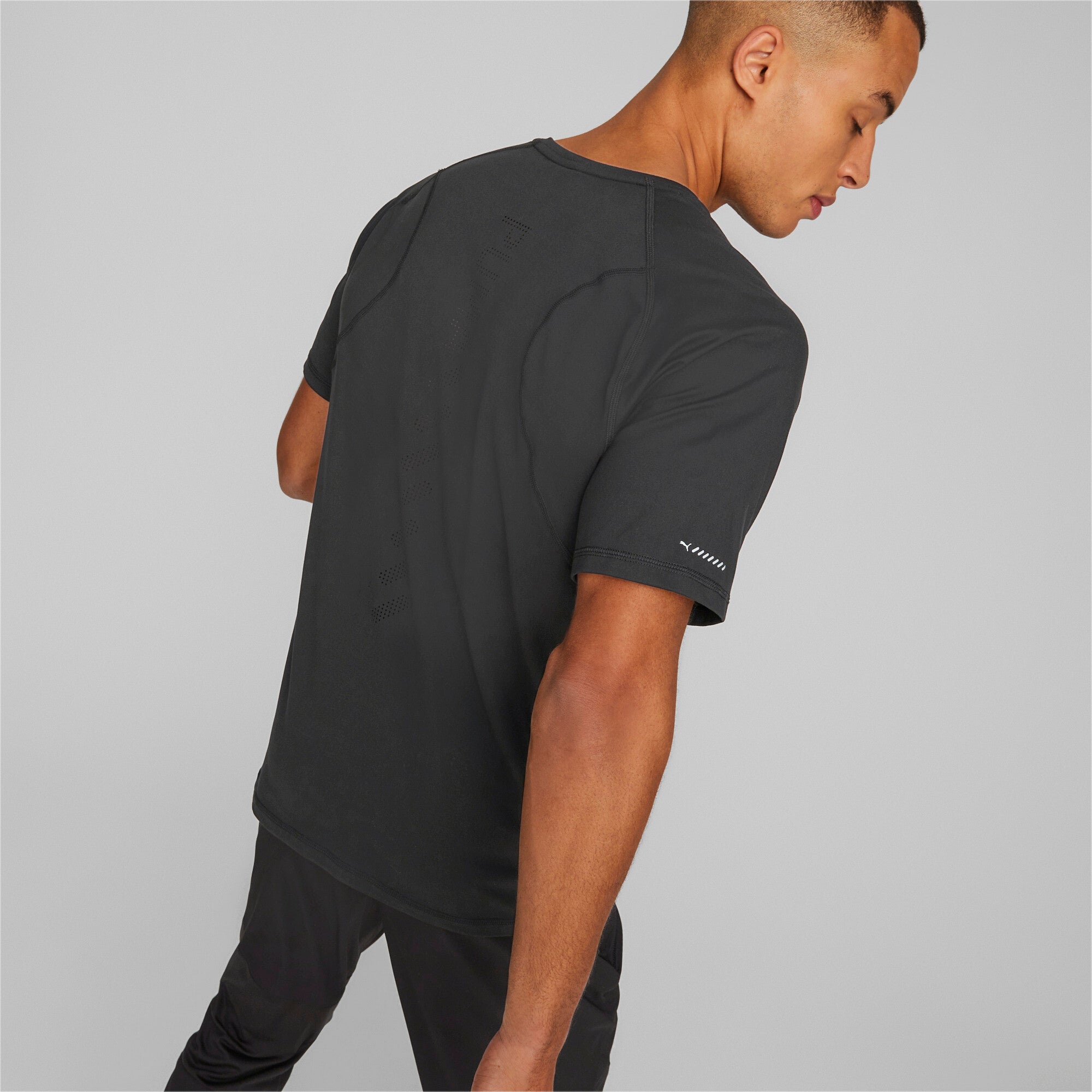 Puma run cloudspun short sleeve tee men in black - Model Shot 03