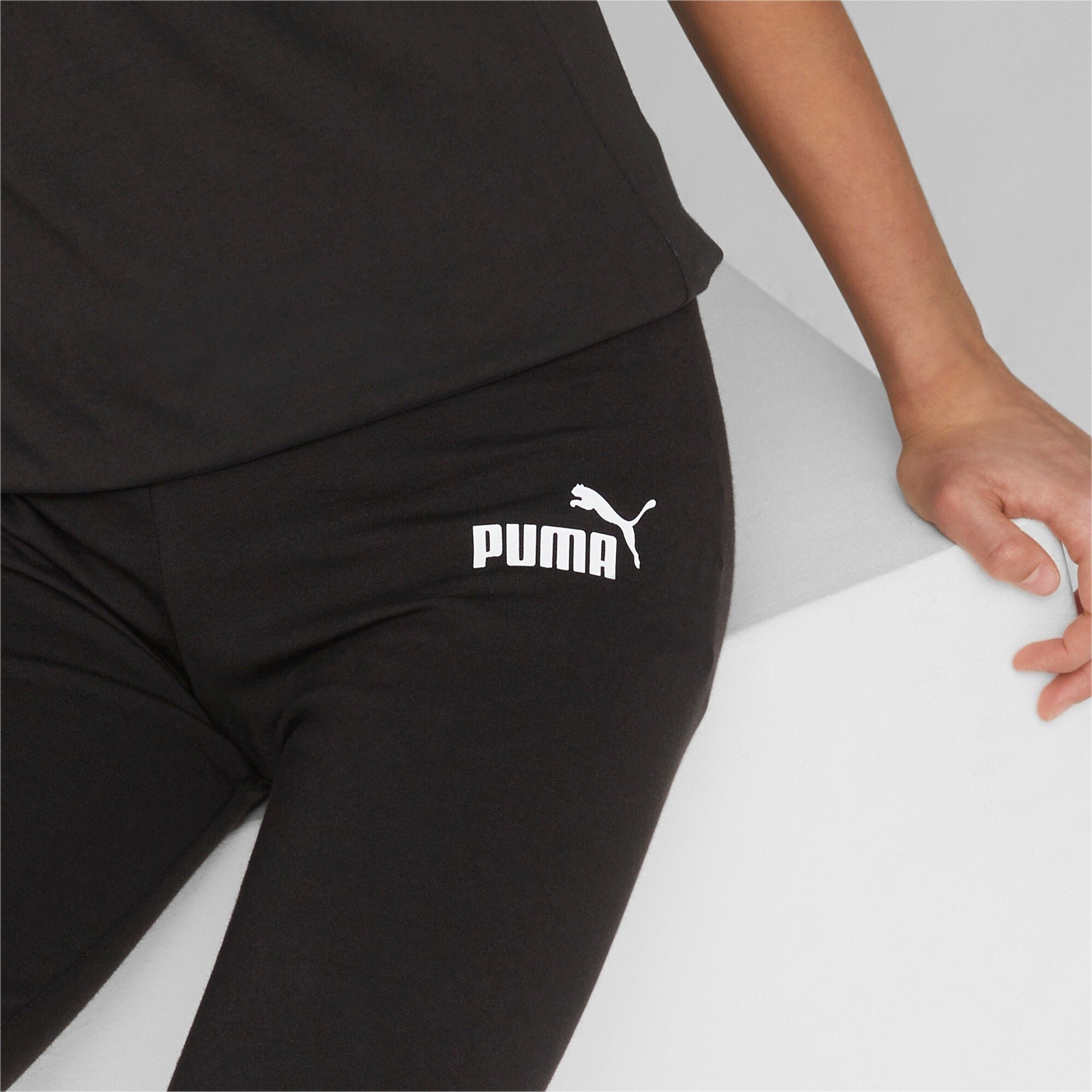 Puma essentials+ logo lab leggings youth in black - Model Shot 02