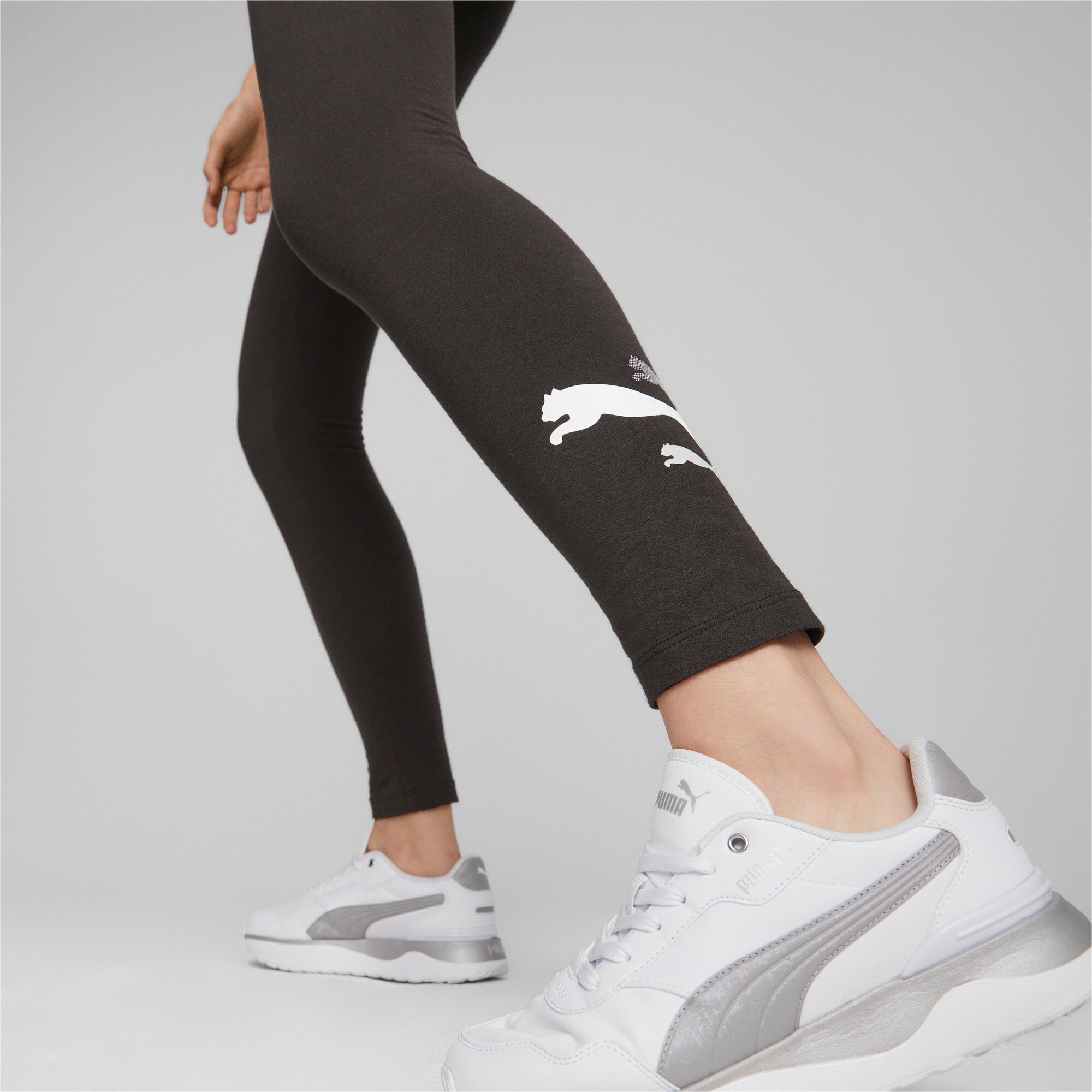Puma essentials+ logo power leggings women in black - Model Shot 02