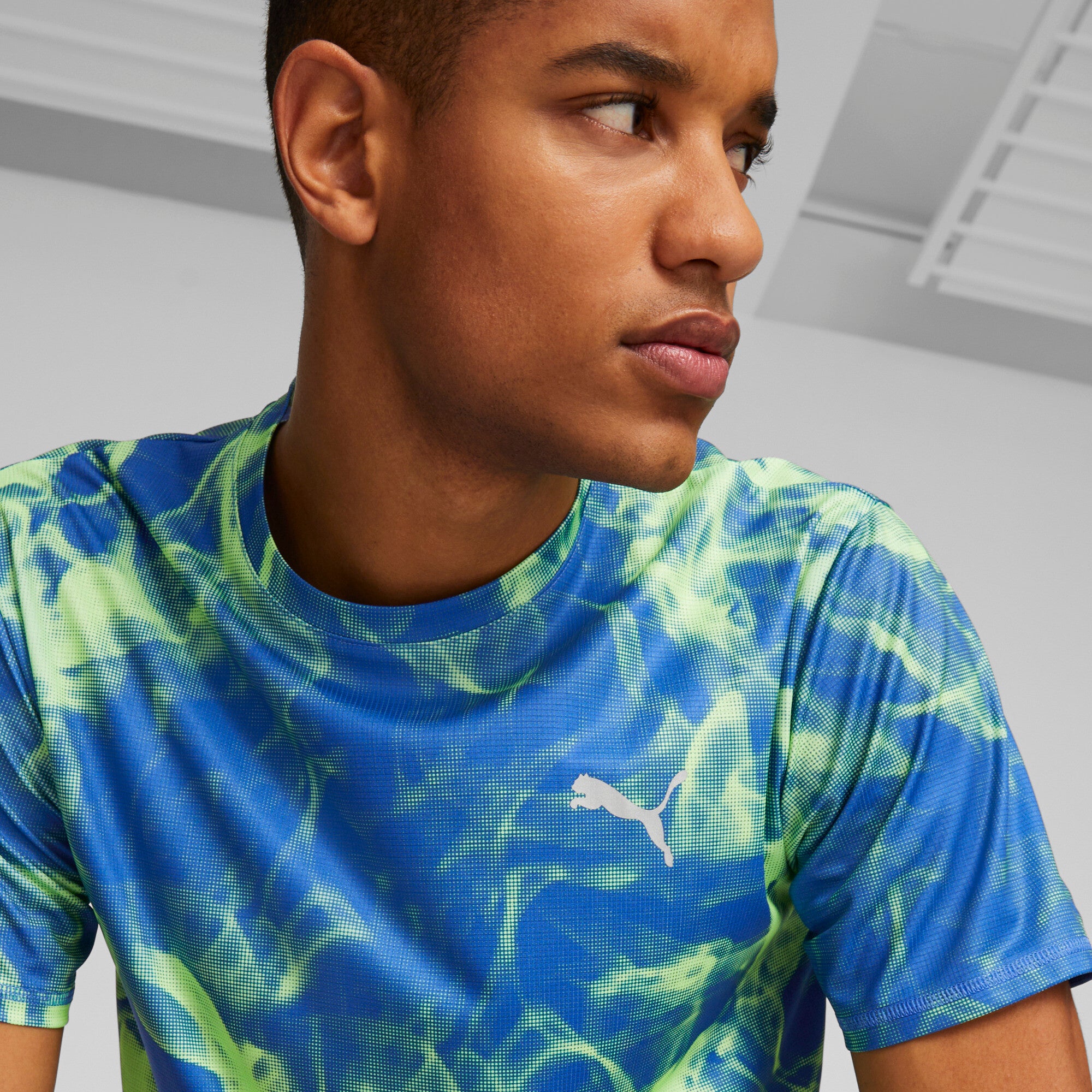 Puma run favourite printed graphic tee men in black - Model Shot 01