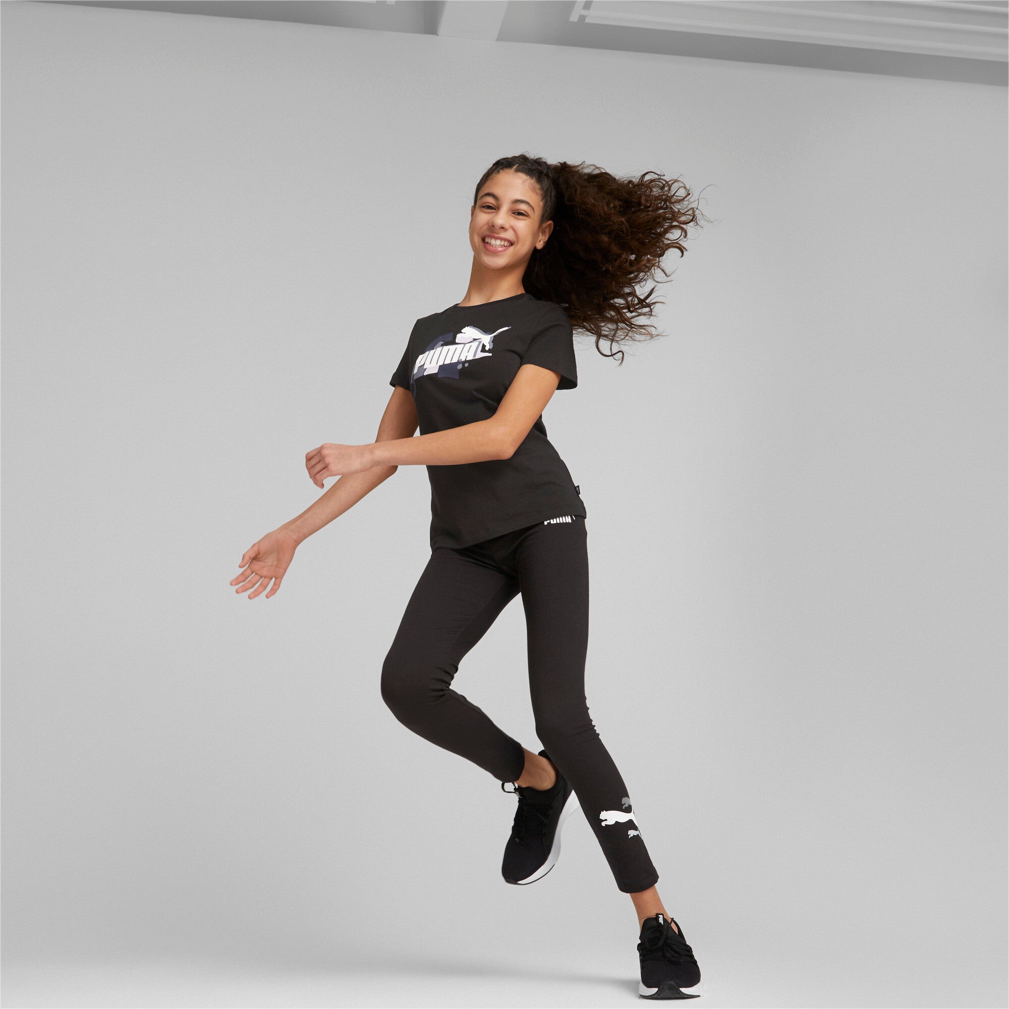 Puma essentials+ logo lab leggings youth in black - Model Shot 03