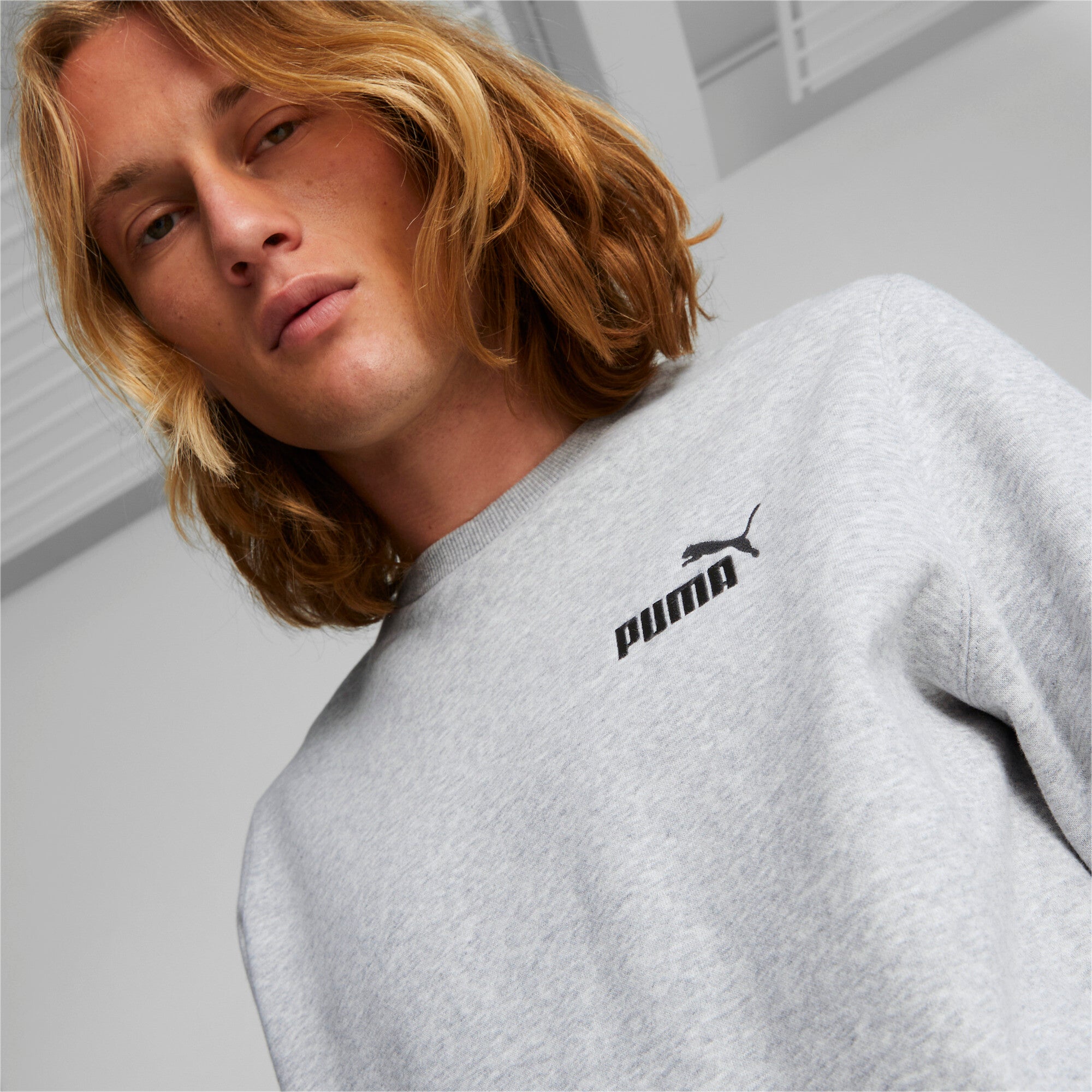 Puma feel good tracksuit men in gray - Model Shot 02