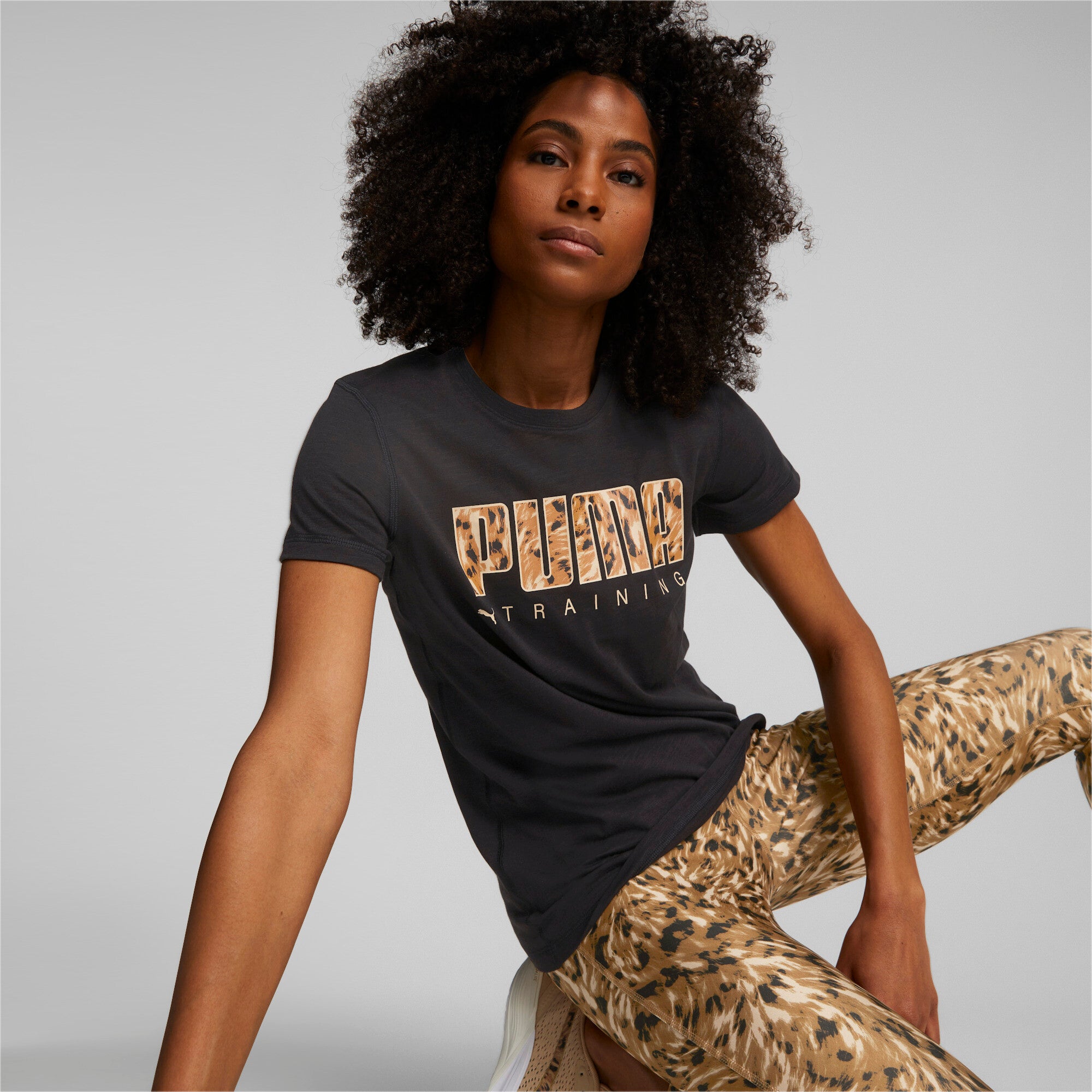 Puma performance logo training tee women in black - Model Shot 01