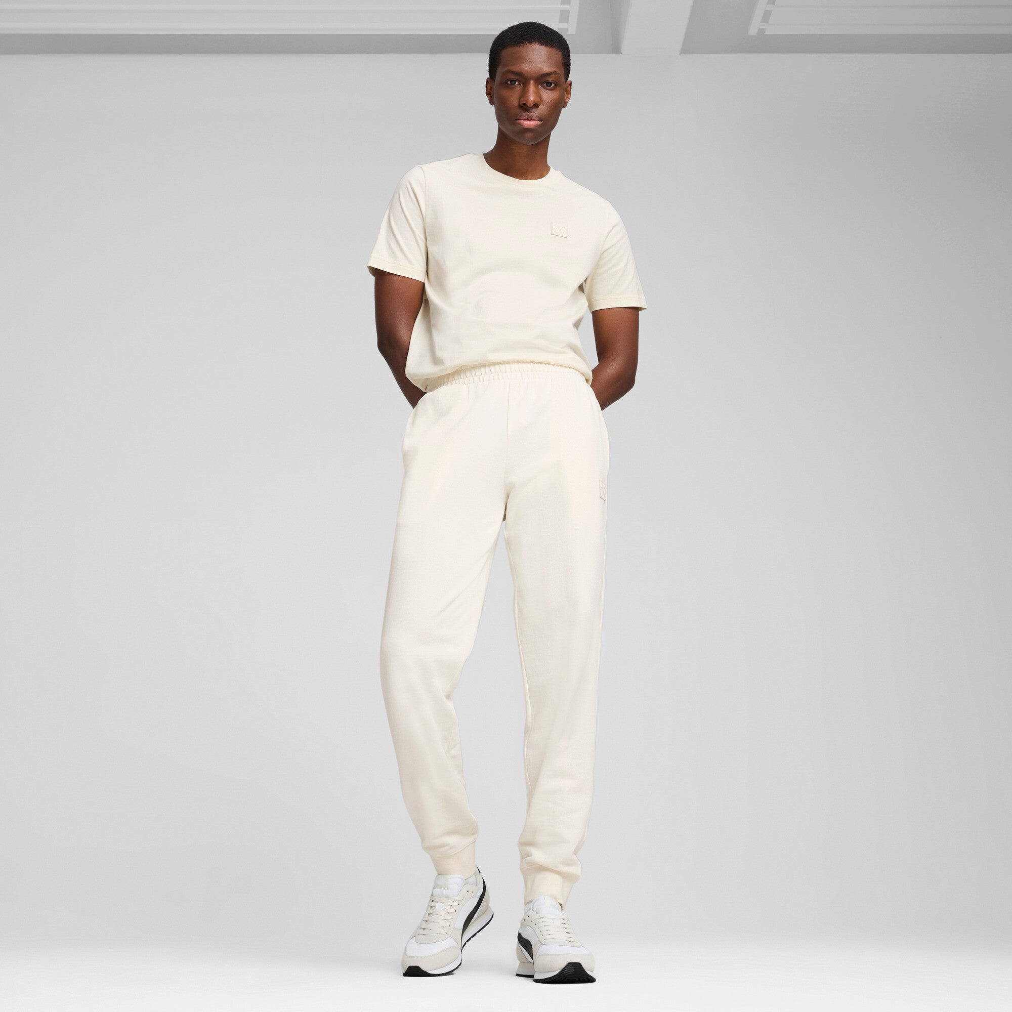 Puma essentials elevated pants in no dye - Model Shot 03