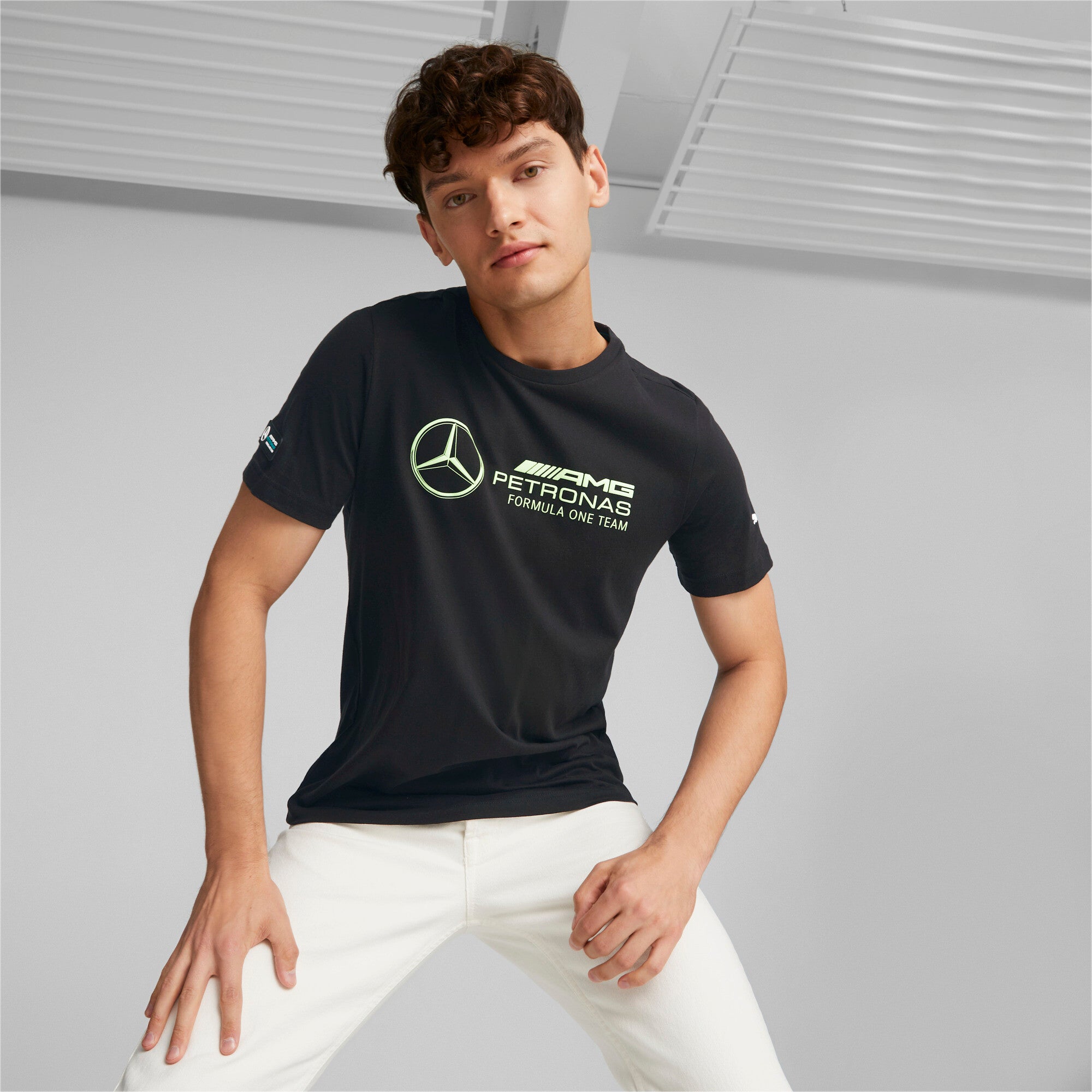 Puma mercedes-amg petronas motorsport f1 logo tee men in black - Model Shot 01