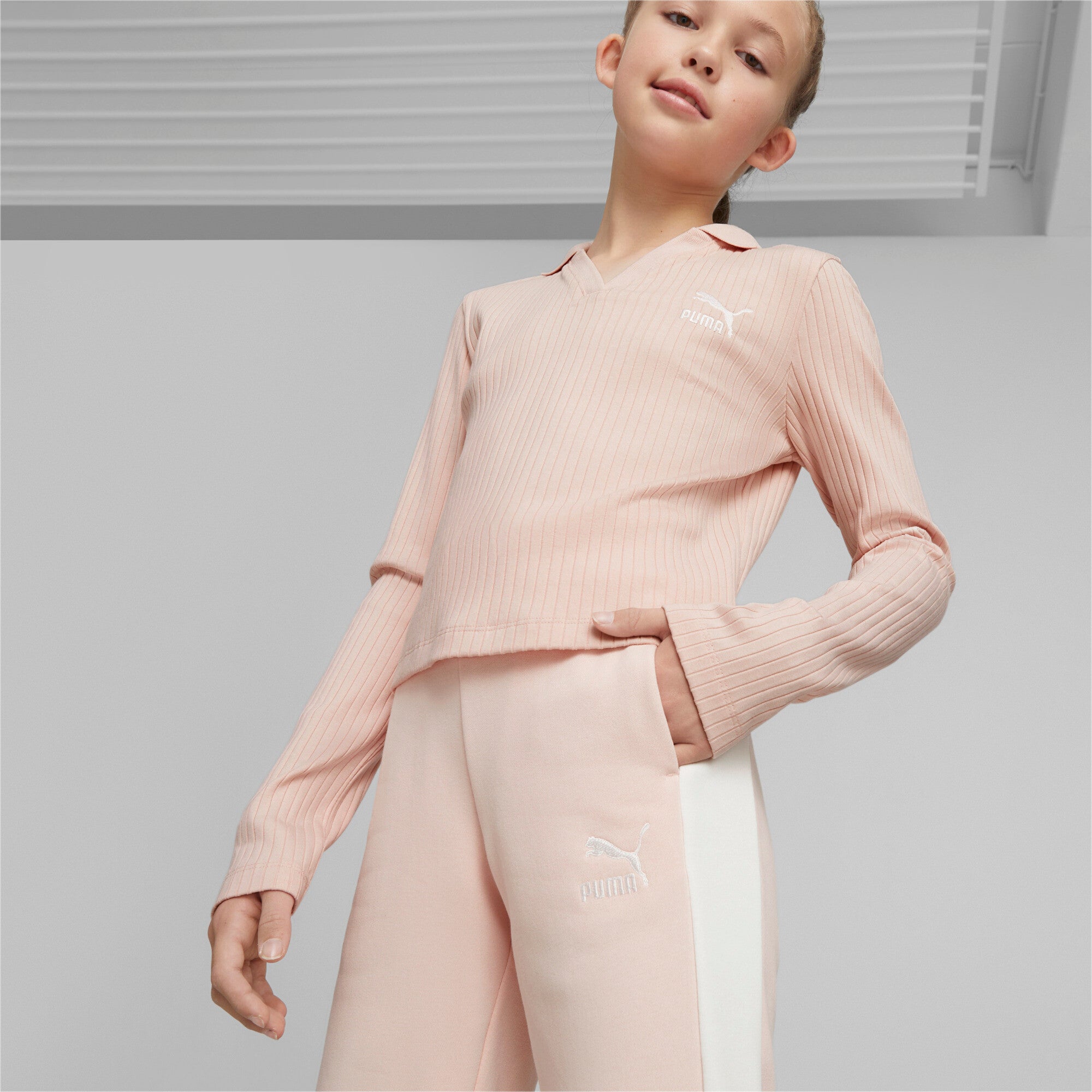 Puma classics t7 track pants youth in pink - Model Shot 02