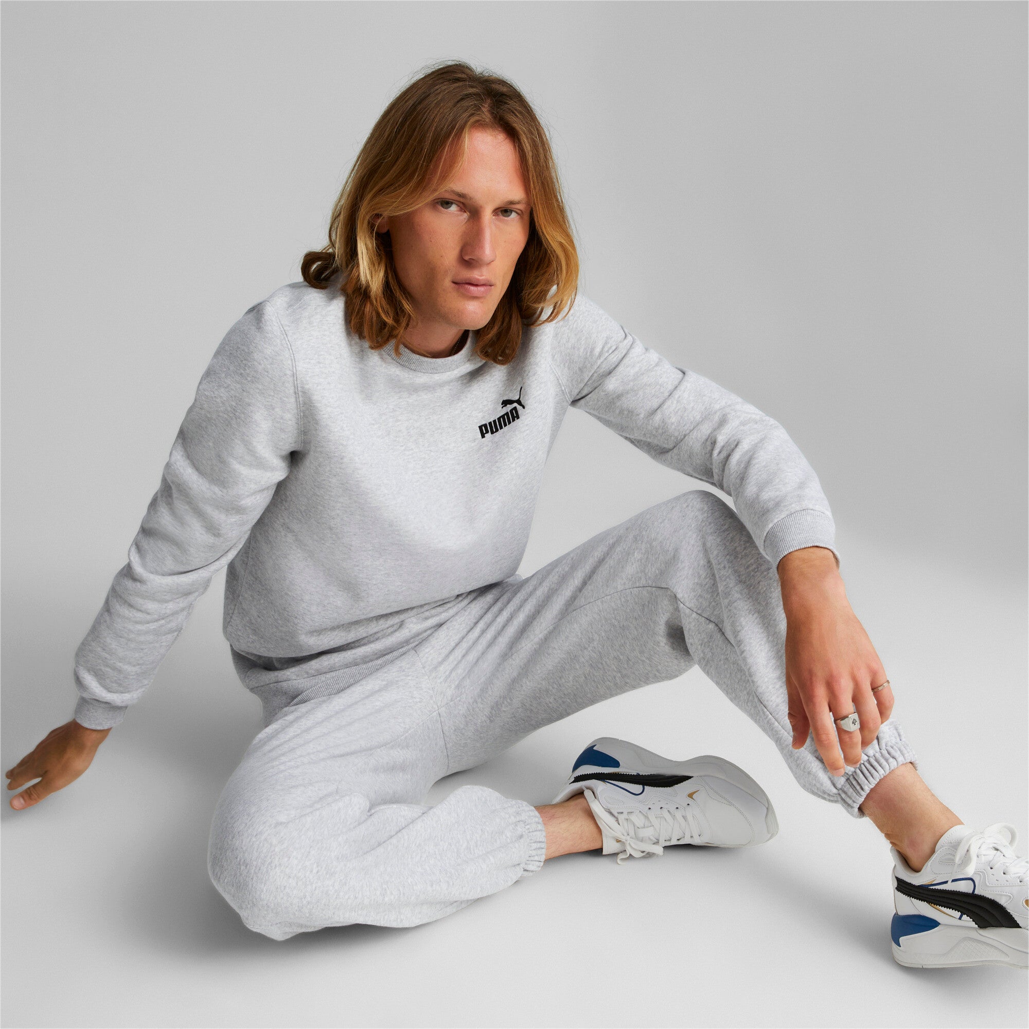 Puma feel good tracksuit men in gray - Model Shot 03