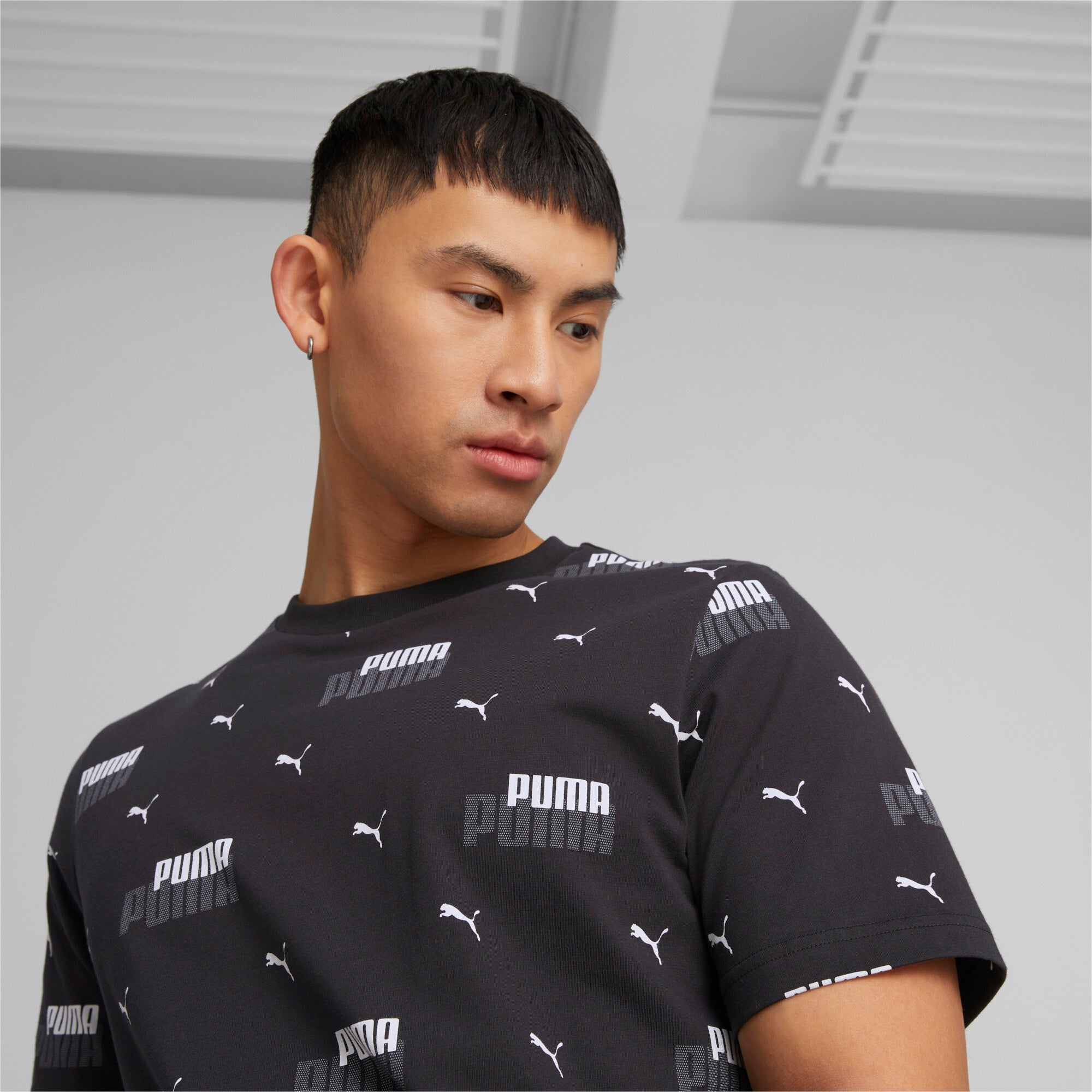 Puma essentials+ logo power printed tee men in black - Model Shot 01