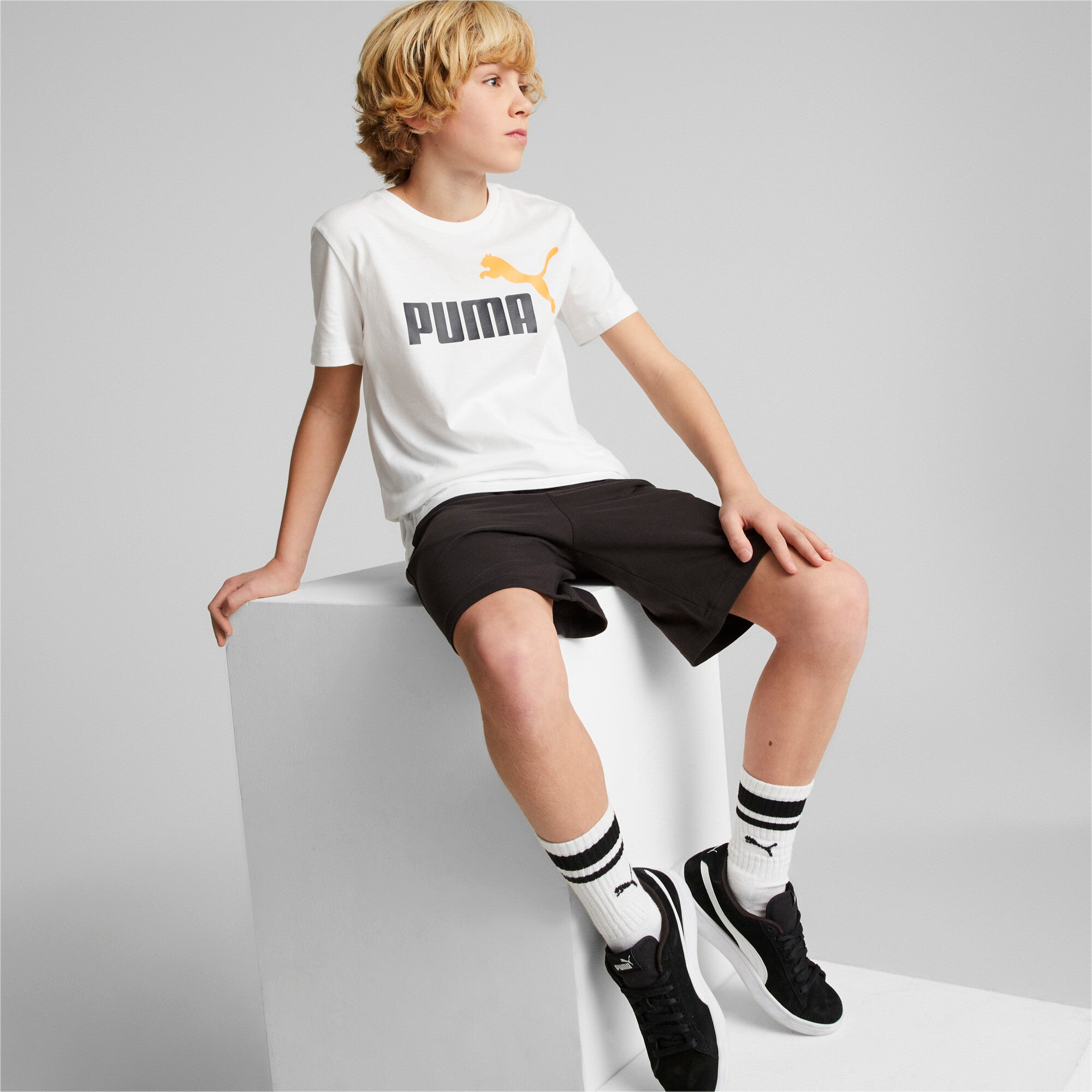 Puma jersey youth shorts set in white - Model Shot 03