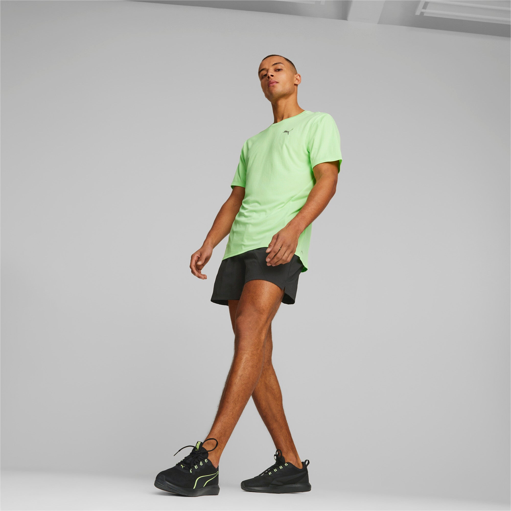 Puma run favourite short sleeve running tee men in green - Model Shot 02