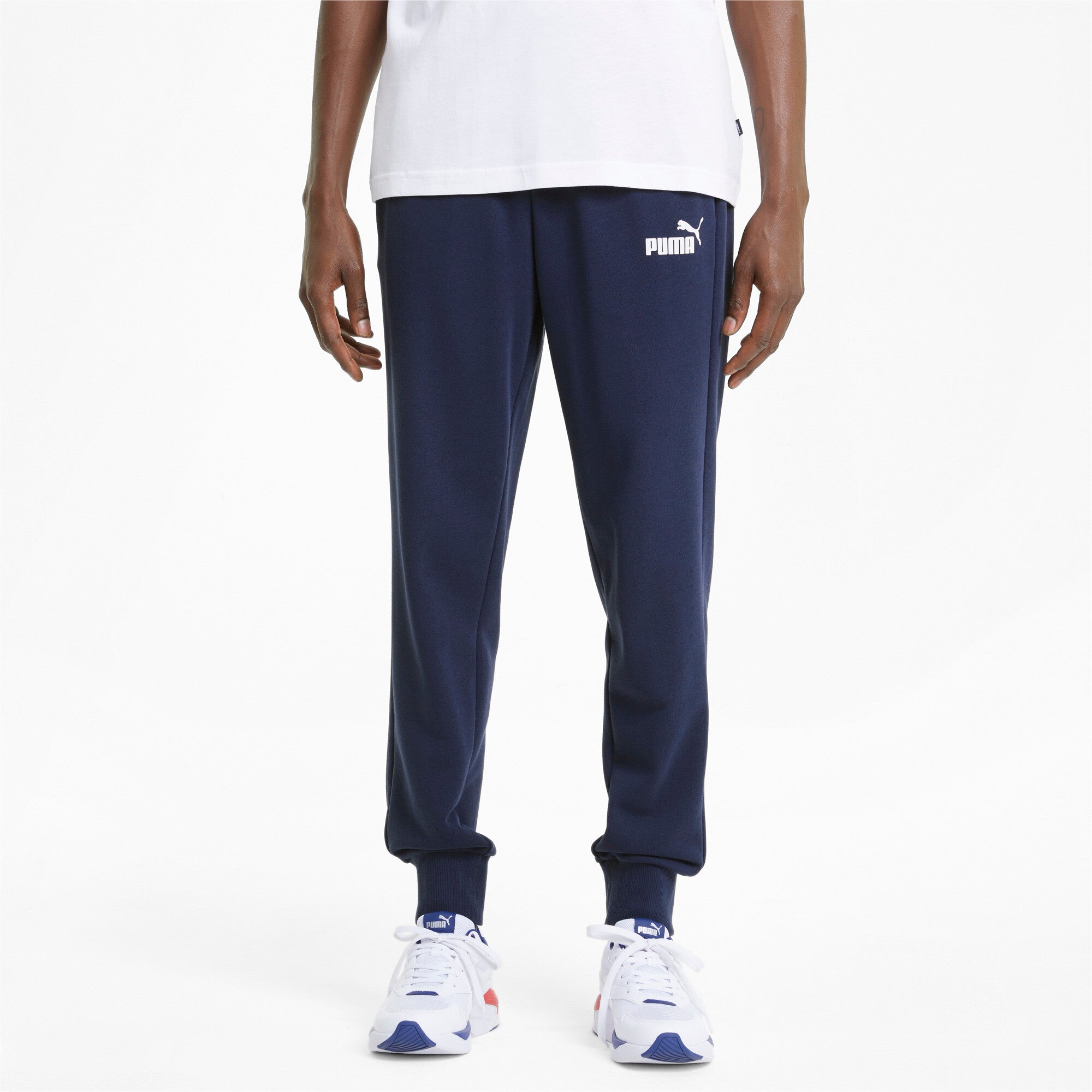 Puma essentials logo sweatpants men in black - Model Shot 01