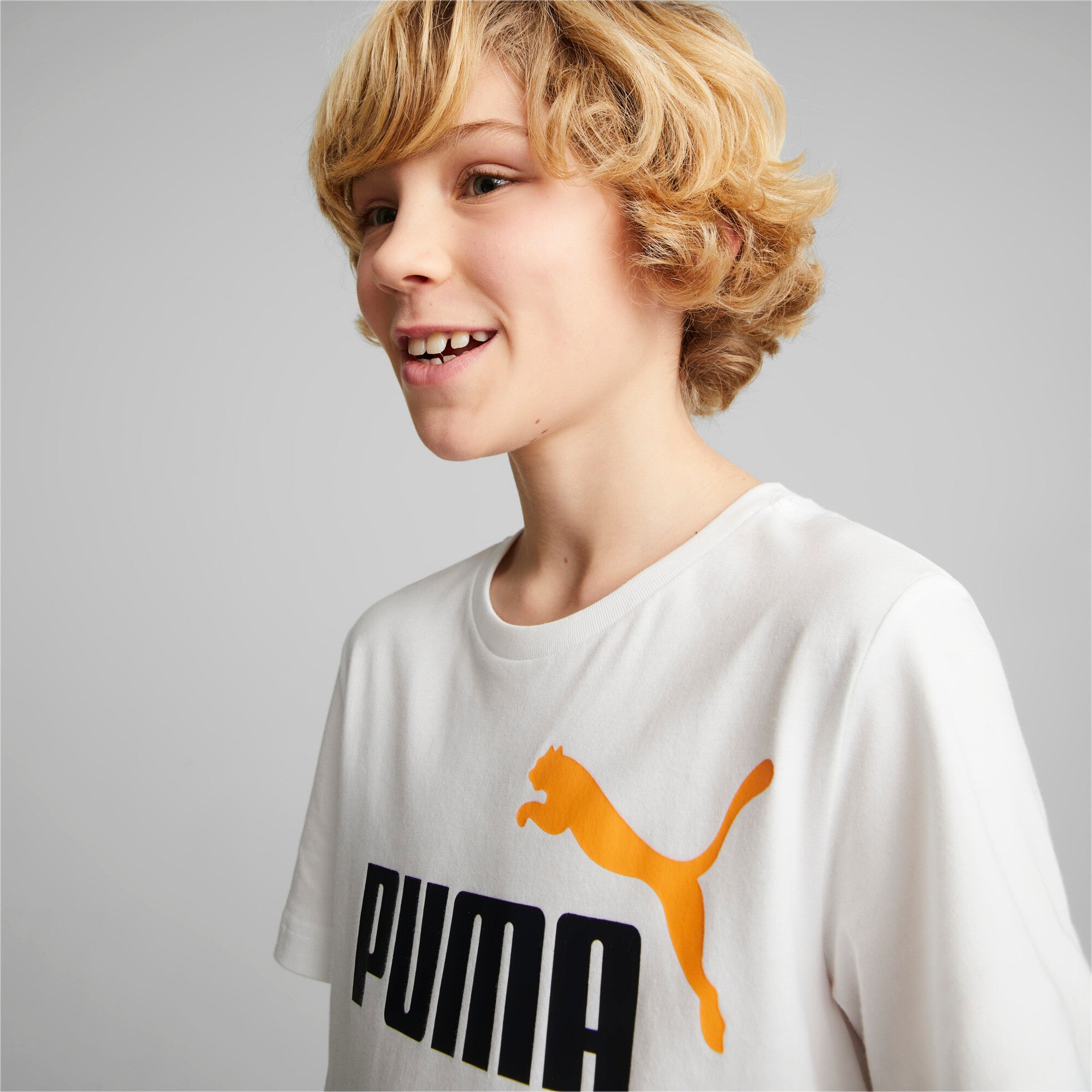 Puma jersey youth shorts set in white - Model Shot 02
