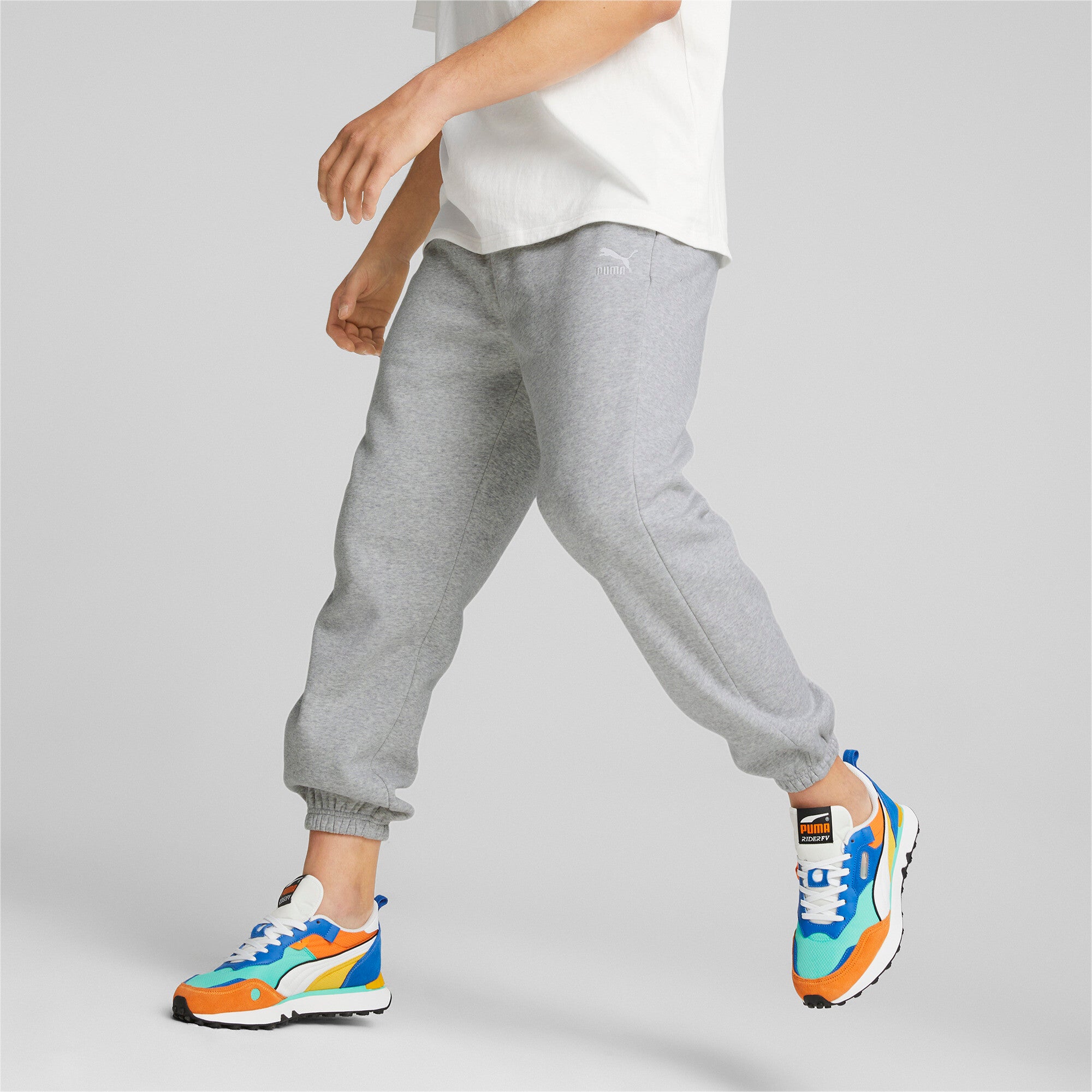 Puma classics sweatpants men in black - Model Shot 01