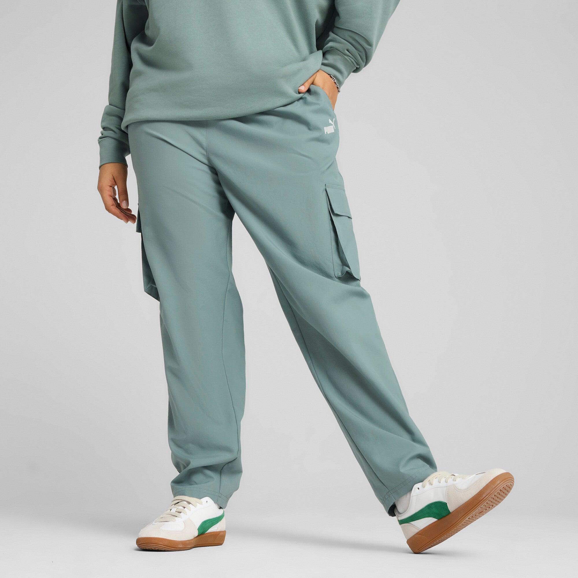 Puma essentials small no. 1 logo woven cargo pants in green moon - Model Shot 02
