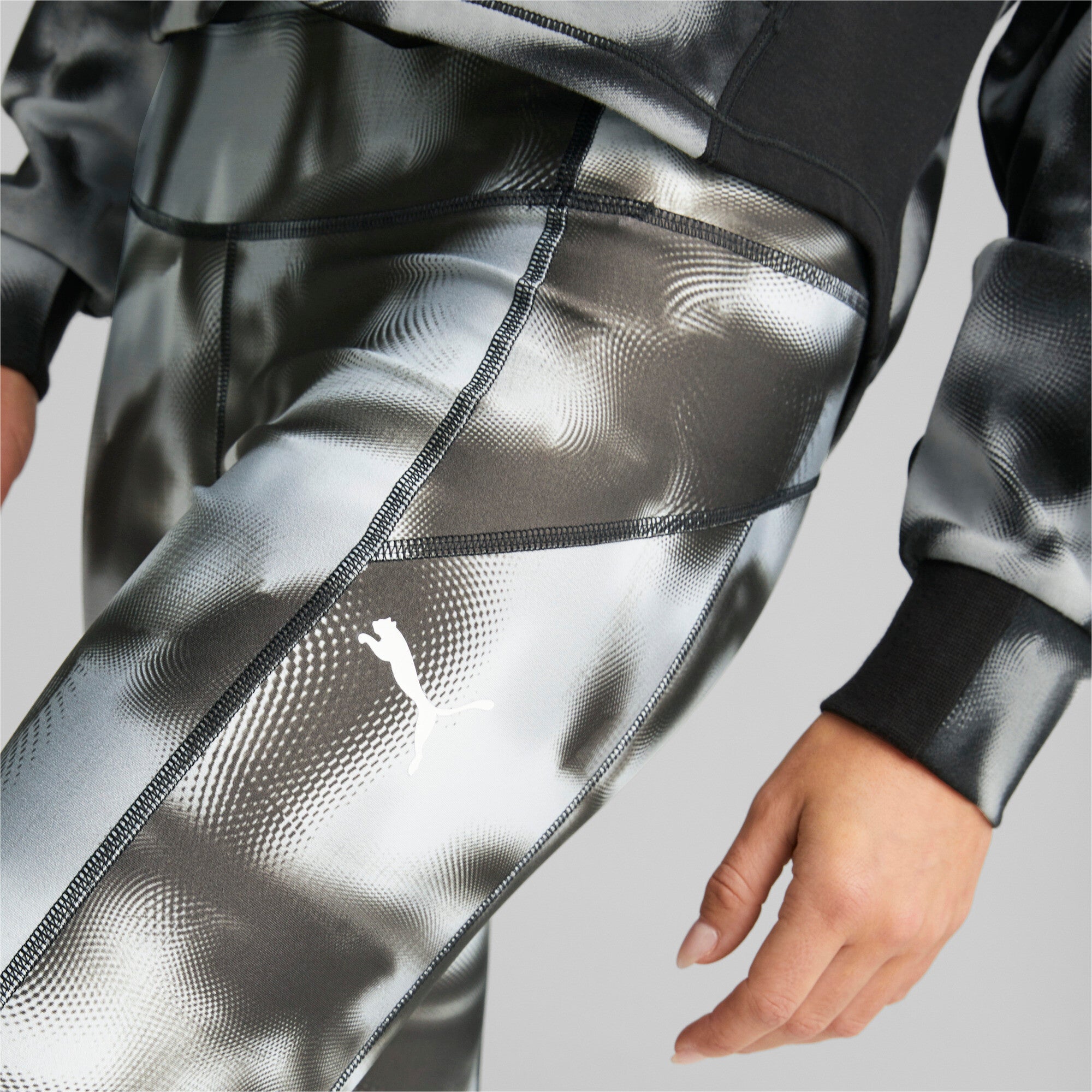 Puma modern sports printed 7/8 leggings women in black - Model Shot 03