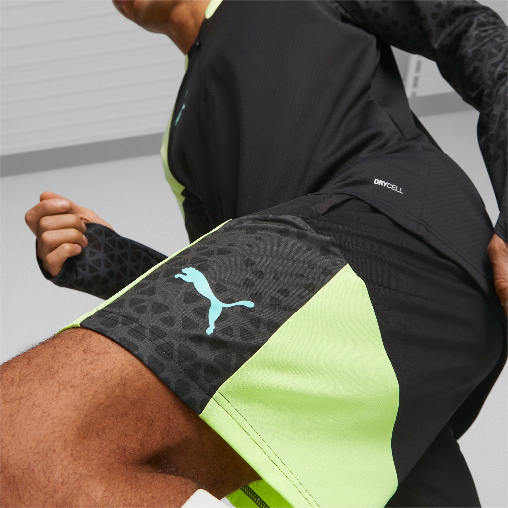 Puma individualcup football training shorts men in black - Model Shot 03