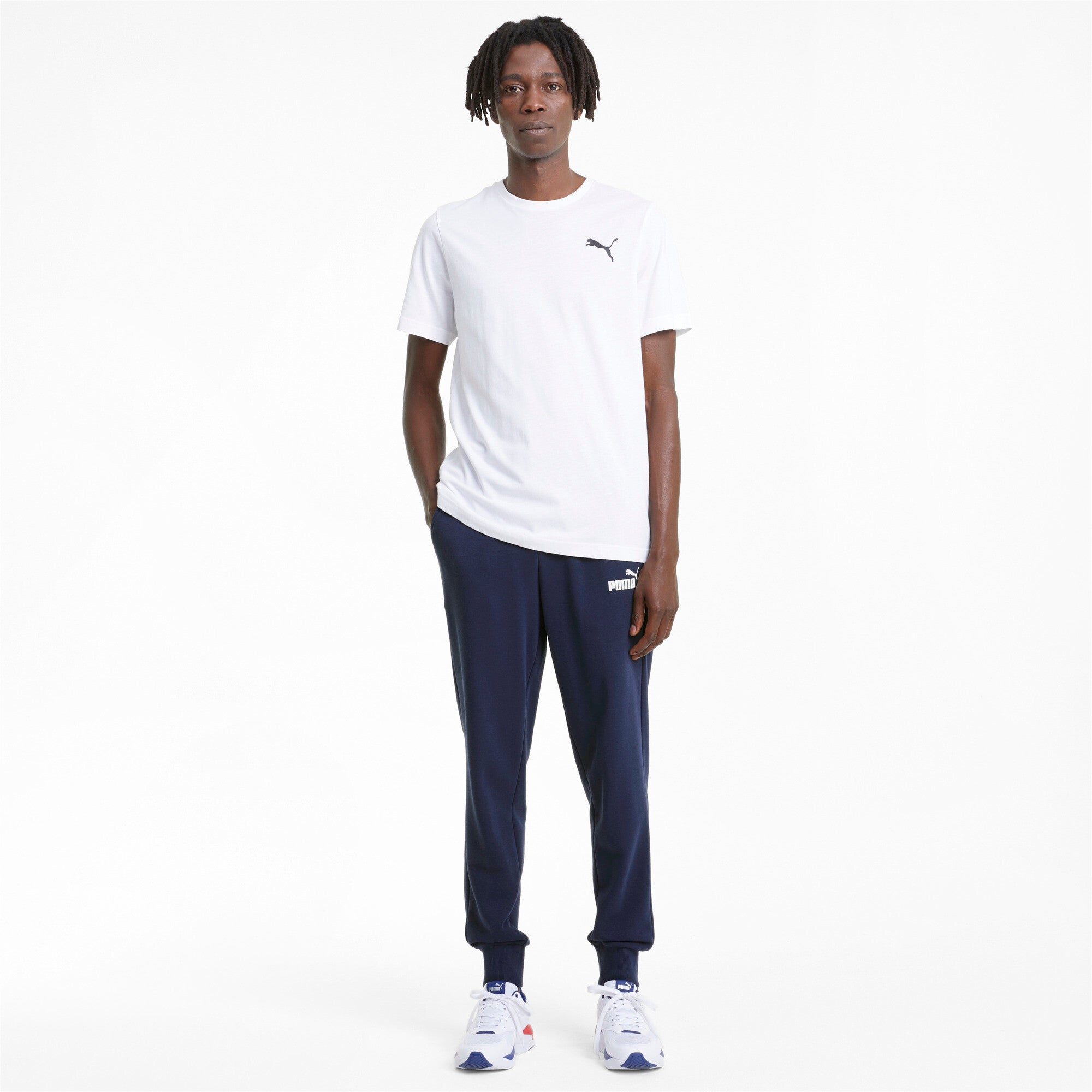 Puma essentials logo sweatpants men in black - Model Shot 03