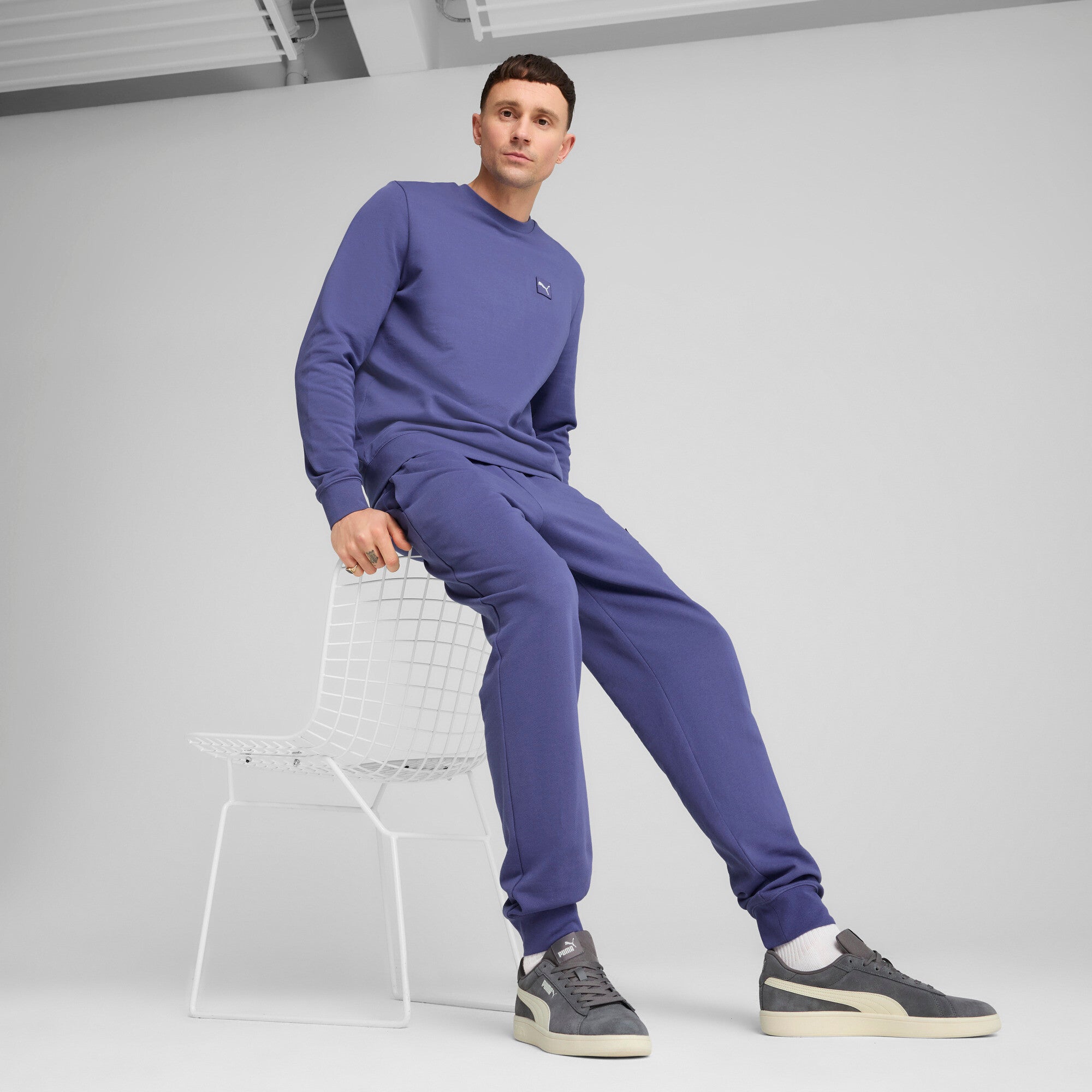 Puma essentials elevated pants in blue crystal - Model Shot 03