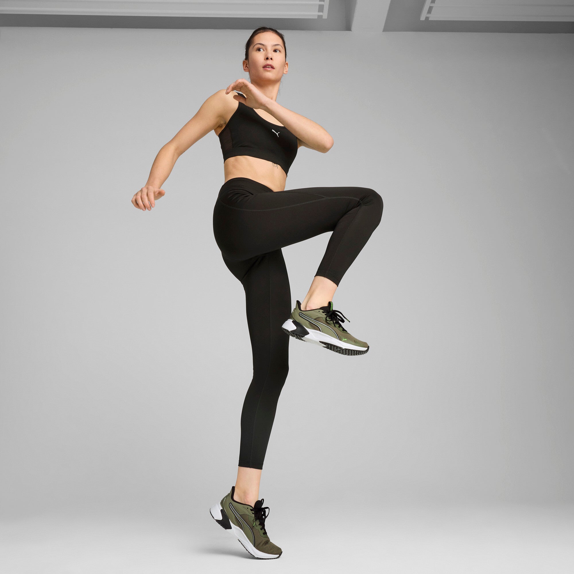Puma tad essentials tights in black - Model Shot 03
