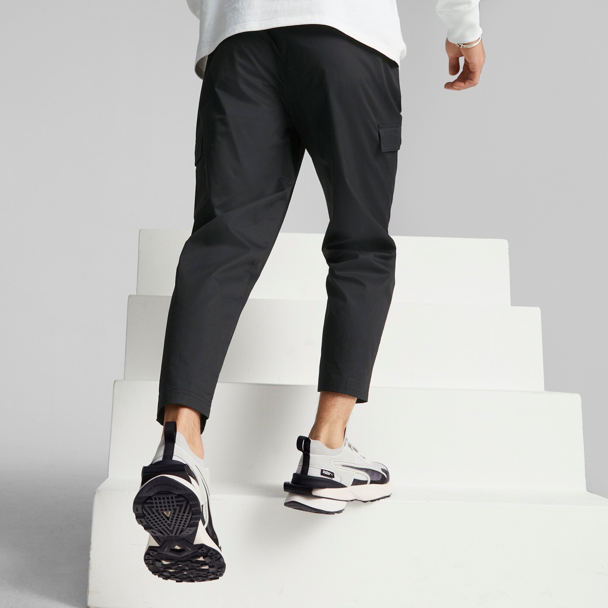 Puma classics woven pants men in black - Model Shot 02