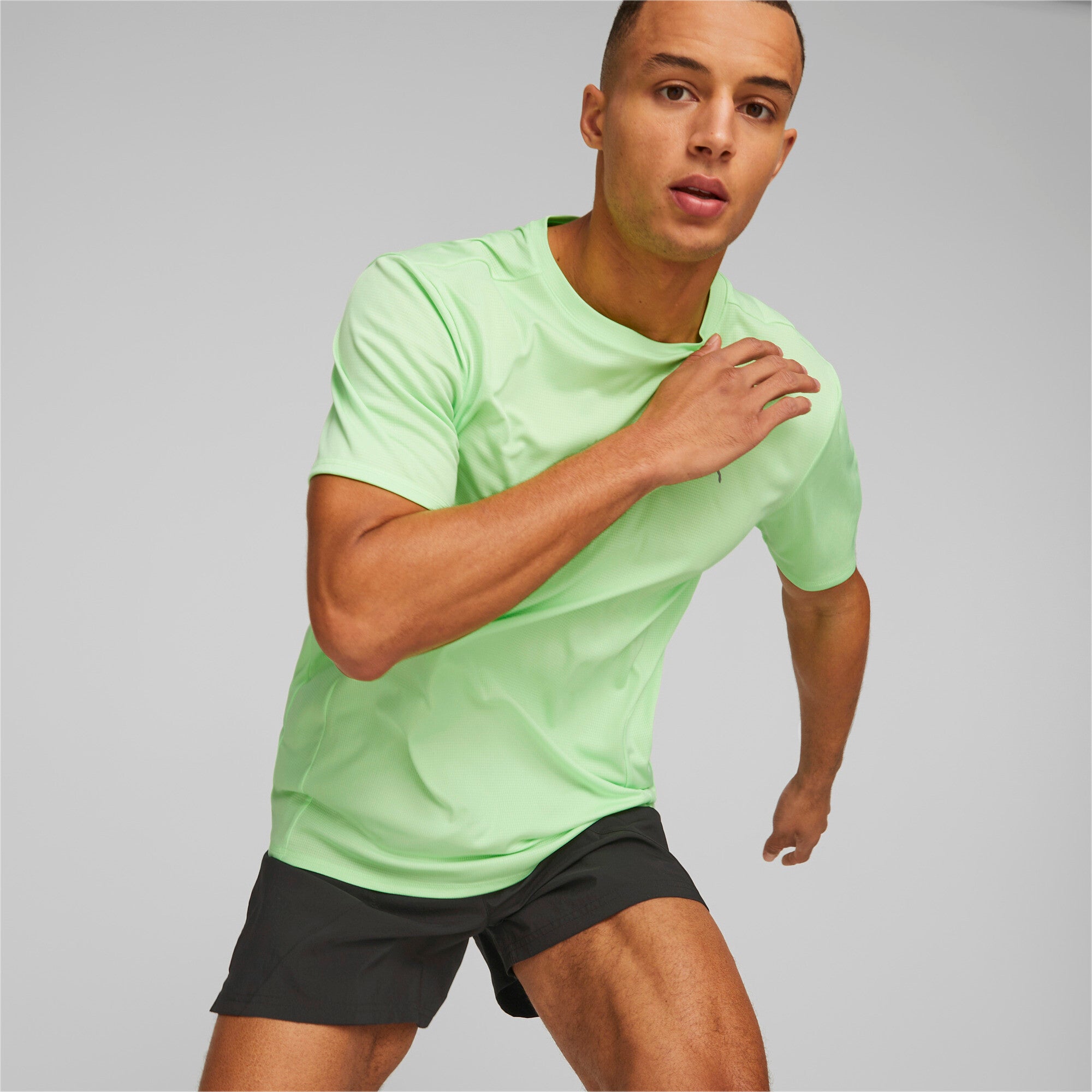 Puma run favourite short sleeve running tee men in green - Model Shot 01