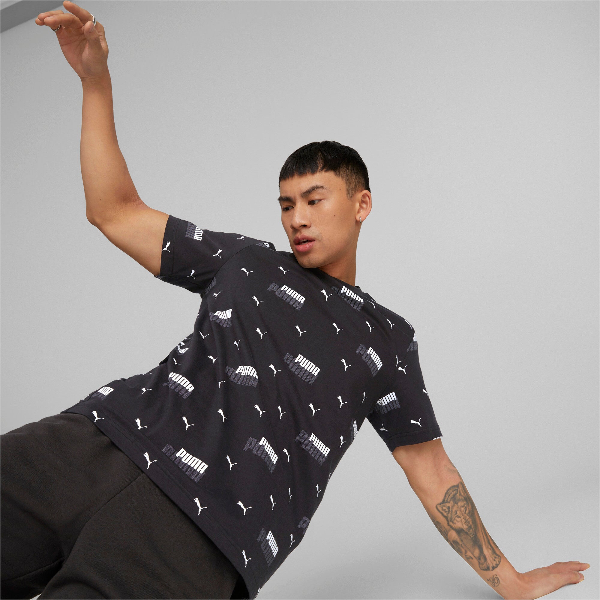 Puma essentials+ logo power printed tee men in black - Model Shot 03
