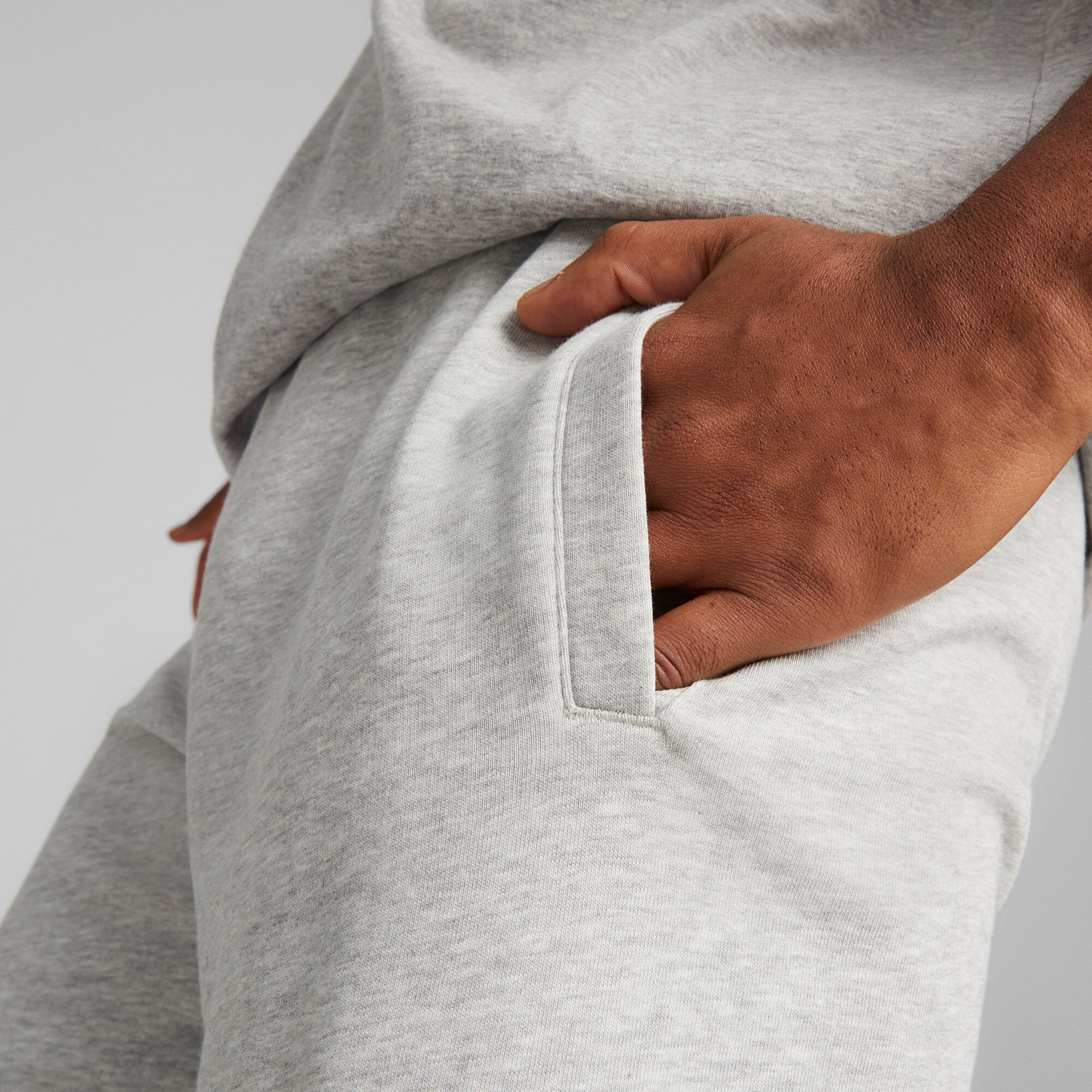 Puma power shorts in gray - Model Shot 03