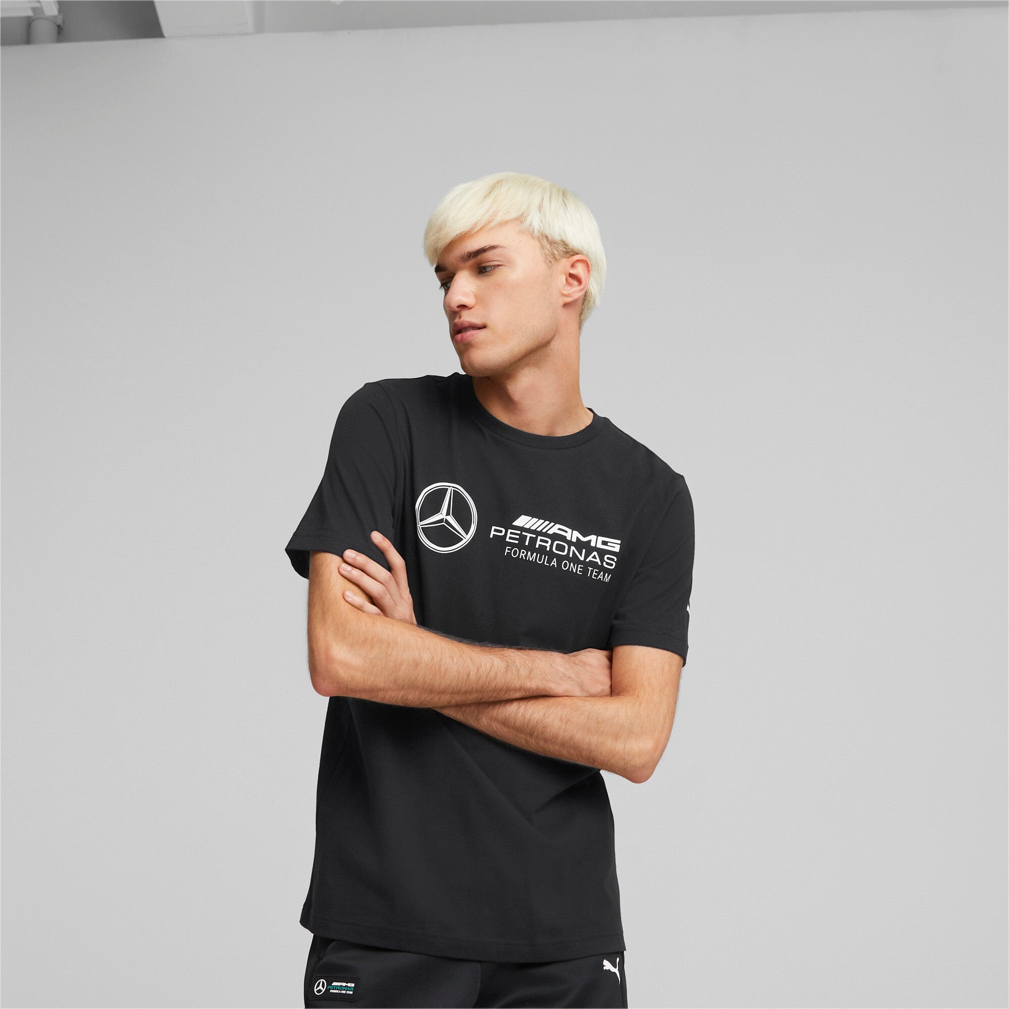 Puma mercedes-amg petronas motorsport f1 essentials logo tee men in black - Model Shot 01