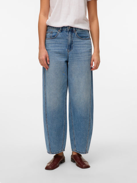 VERO MODA VMZELDA barrel denim jeans mix in medium blue denim