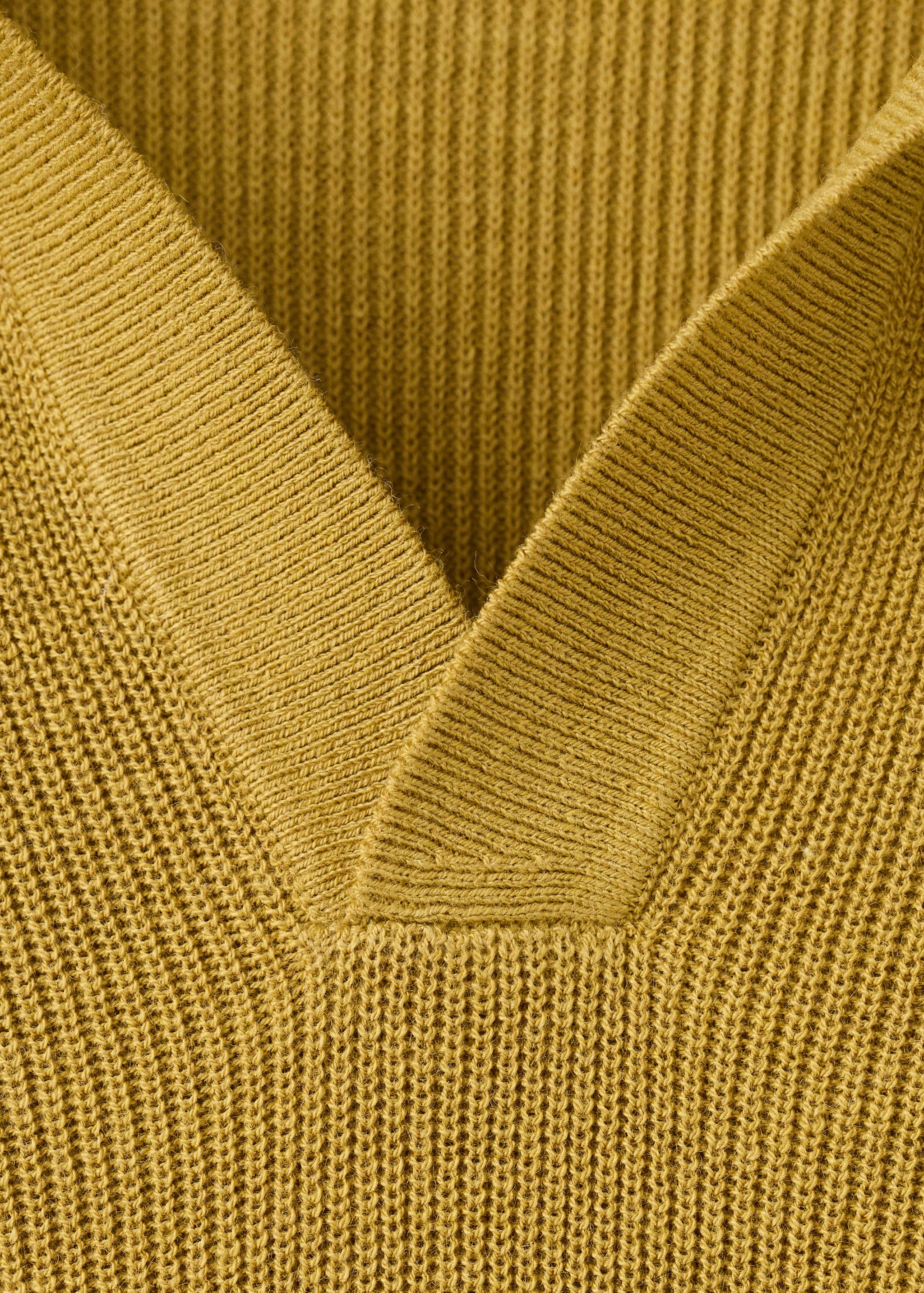 Mango poloshirt lino in color 19-030