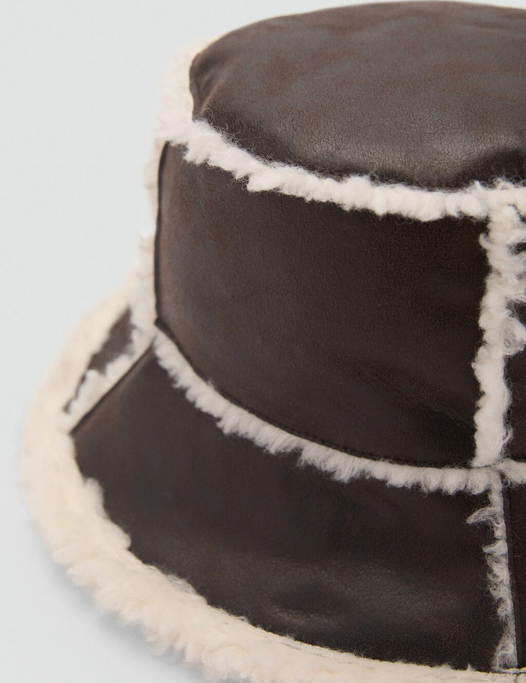 Mango beanie bond in chocolate