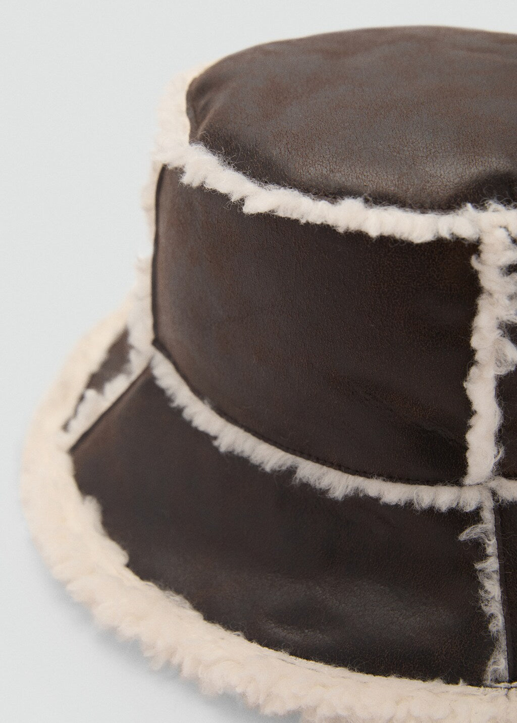 Mango beanie bond in chocolate