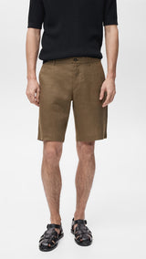 Mango bermudas carp in hunting