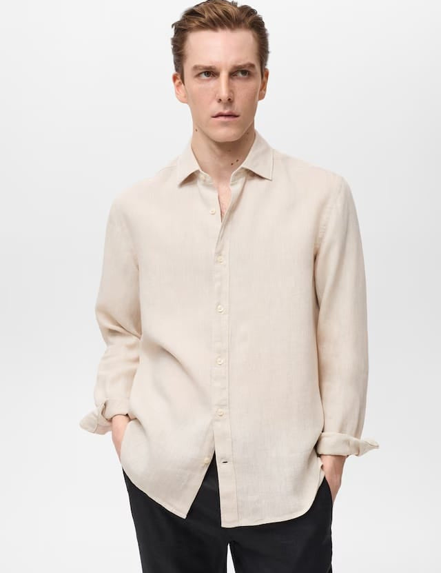 Mango shirt parrot in sand