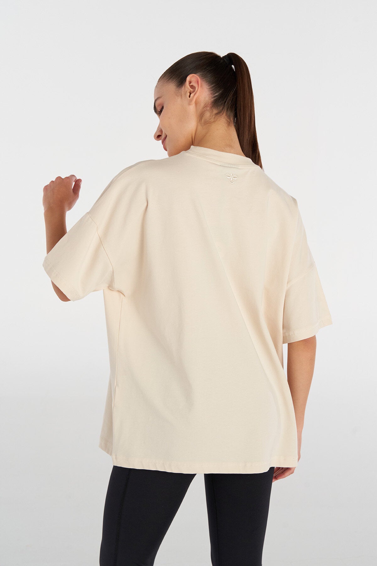 Hummel hmlANET oversize t-shirt s/s in whitecap grey - Image 2