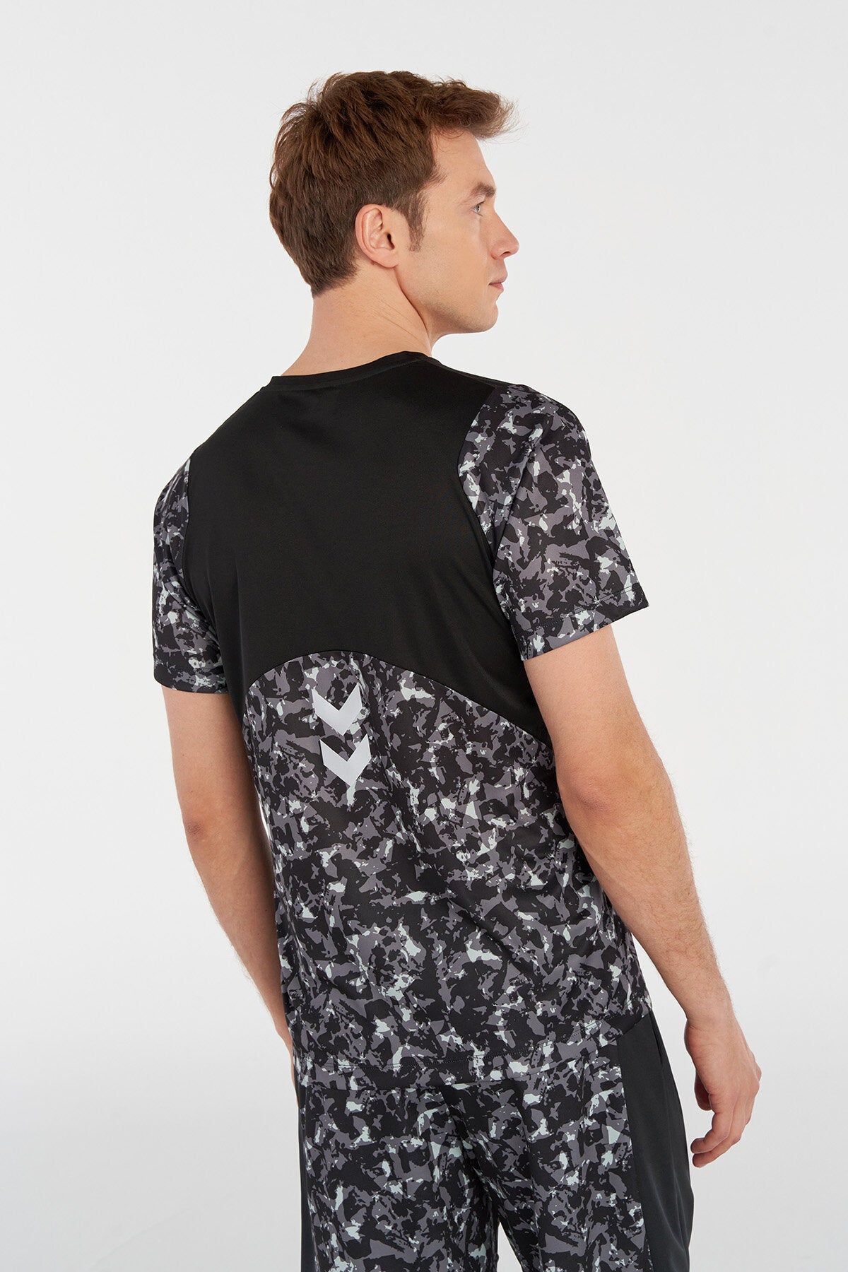 Hummel hmlMEGA t-shirt s/s in black - Image 3