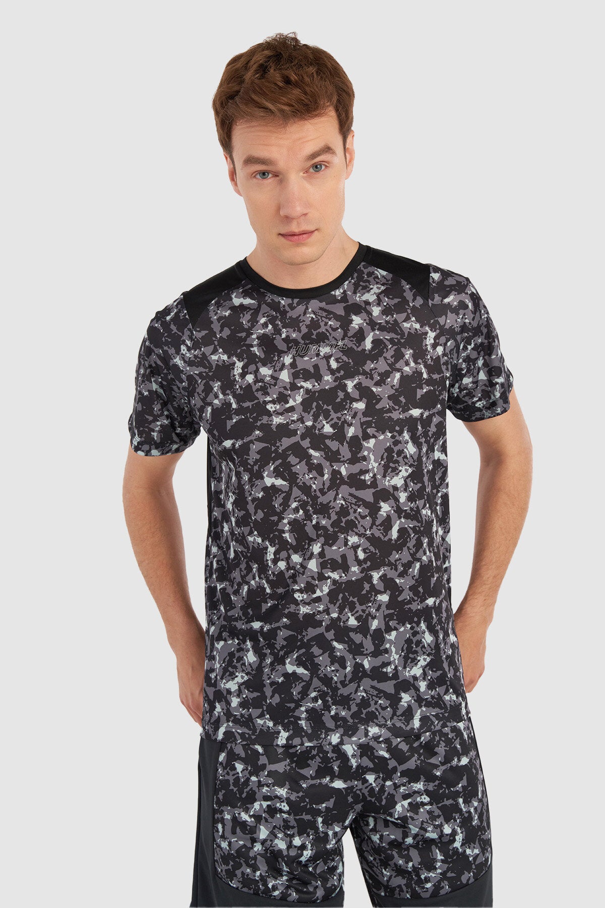 Hummel hmlMEGA t-shirt s/s in black - Image 1