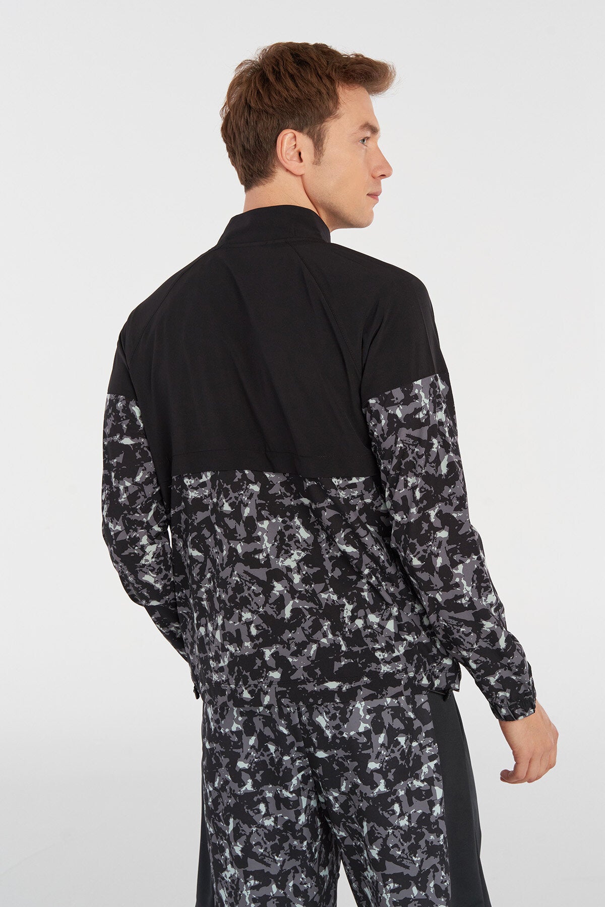 Hummel hmlMETEN zip jacket in black - Image 3