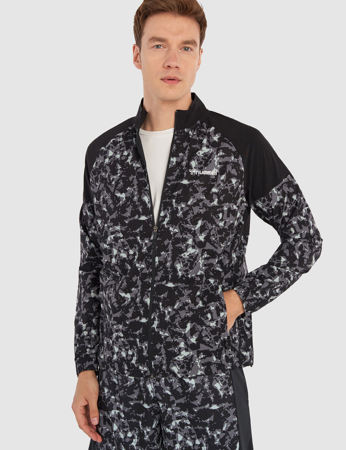 Hummel hmlMETEN zip jacket in black - Image 1