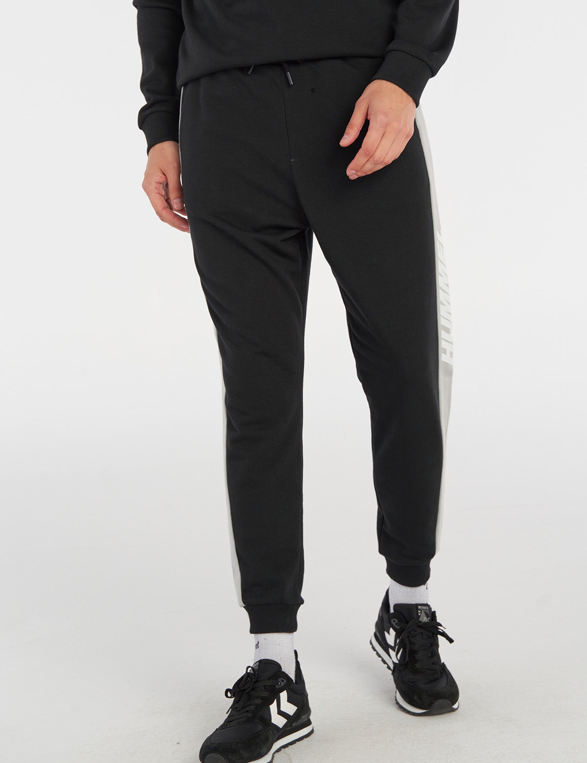 Hummel hmlKENDRICK pants in black - Image 1