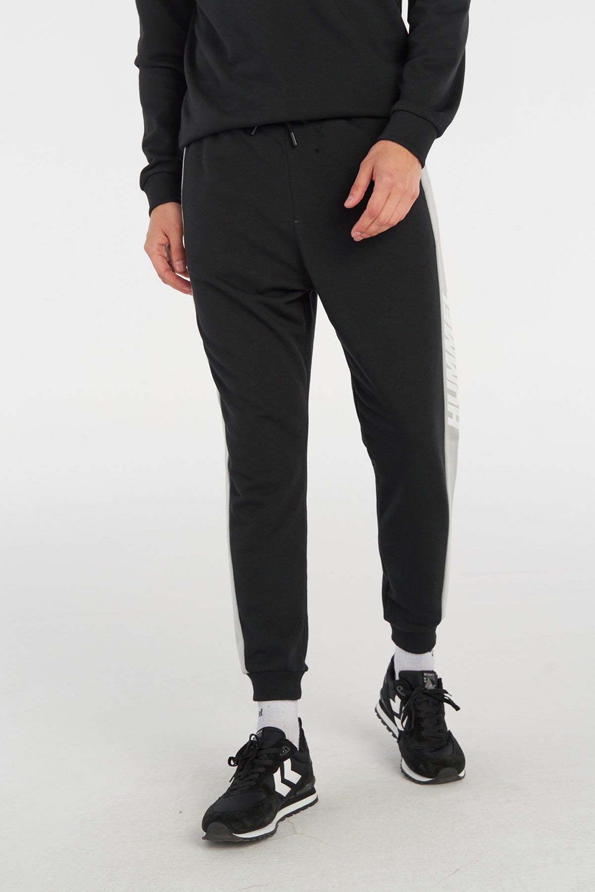 Hummel hmlKENDRICK pants in black - Image 1