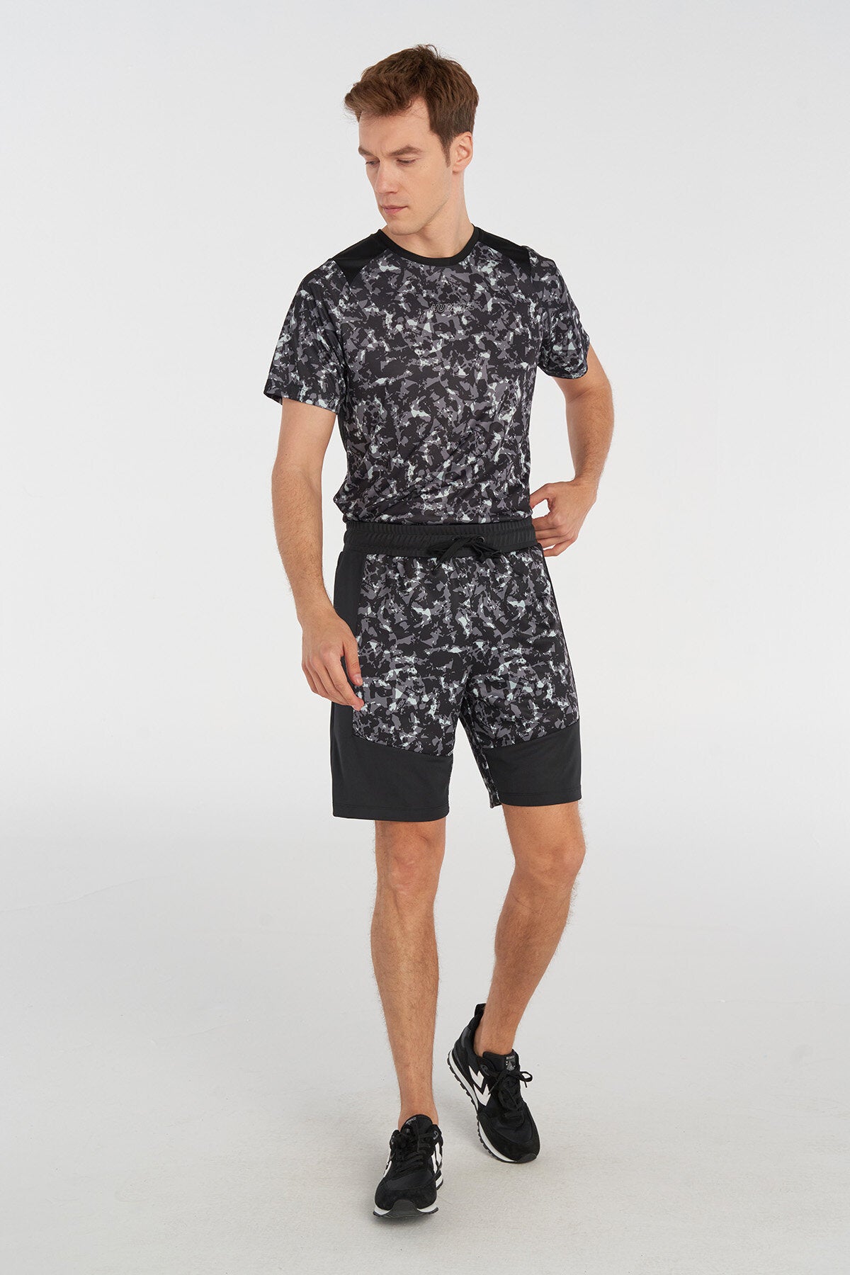 Hummel hmlMEGA shorts in black - Image 2