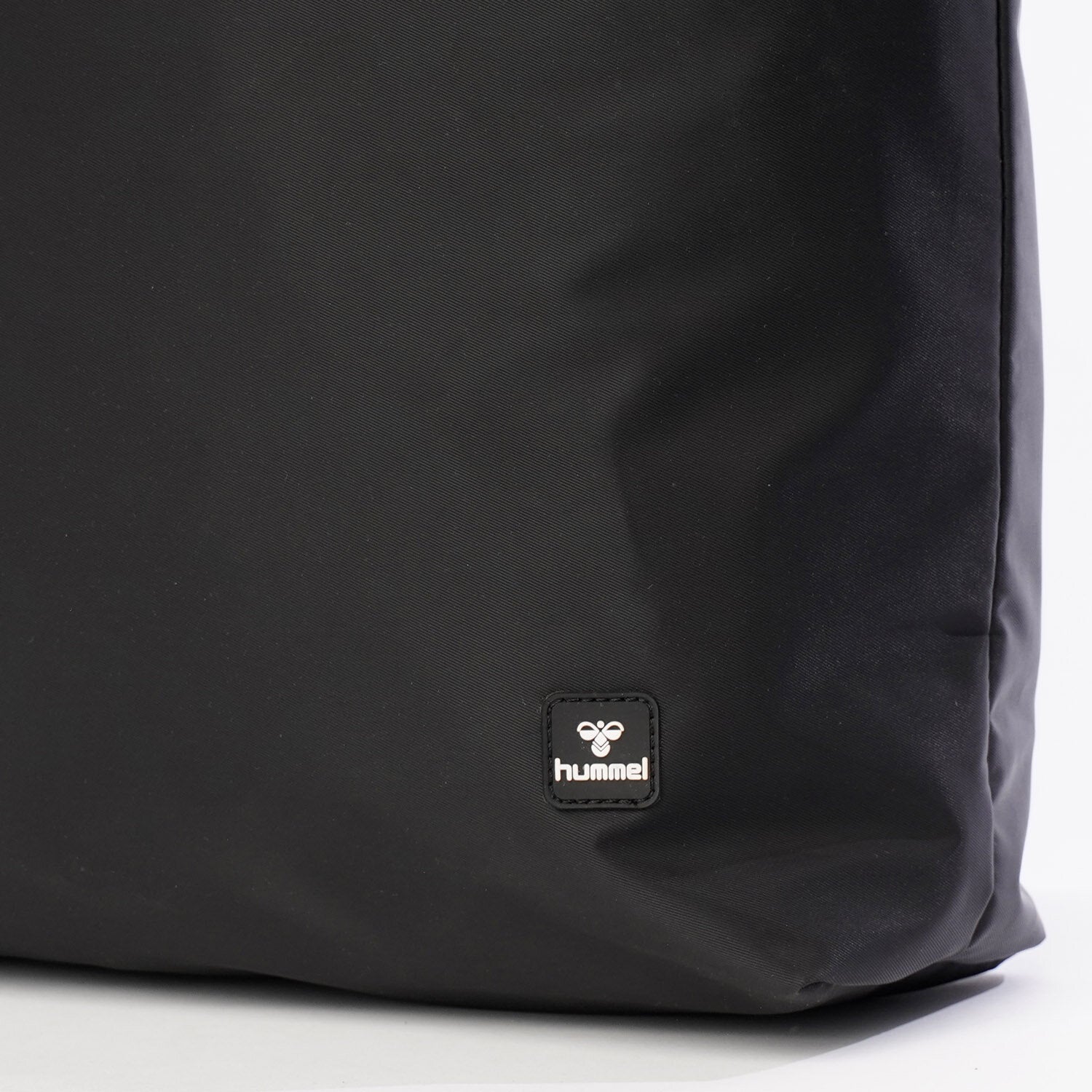 Hummel hmlSEDESSO totebag in black - Image 3