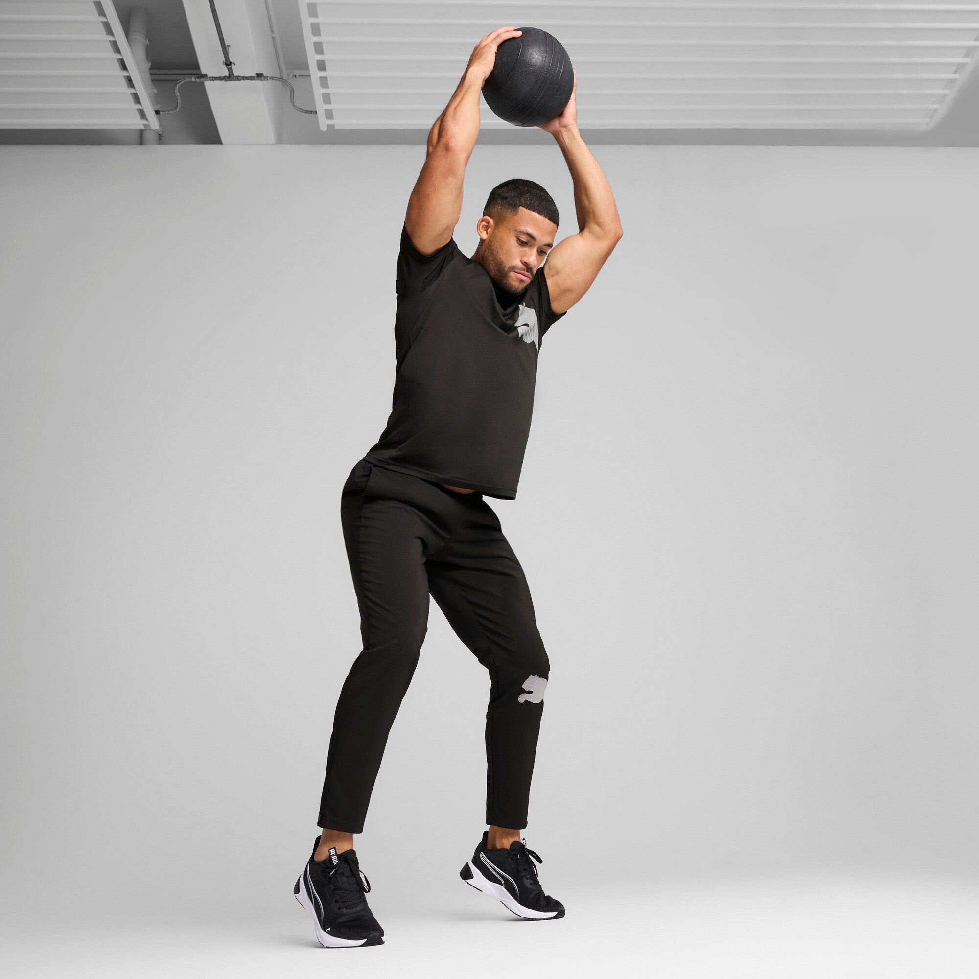 PUMA TRAIN ALL DAY big logo woven pants - Image 3