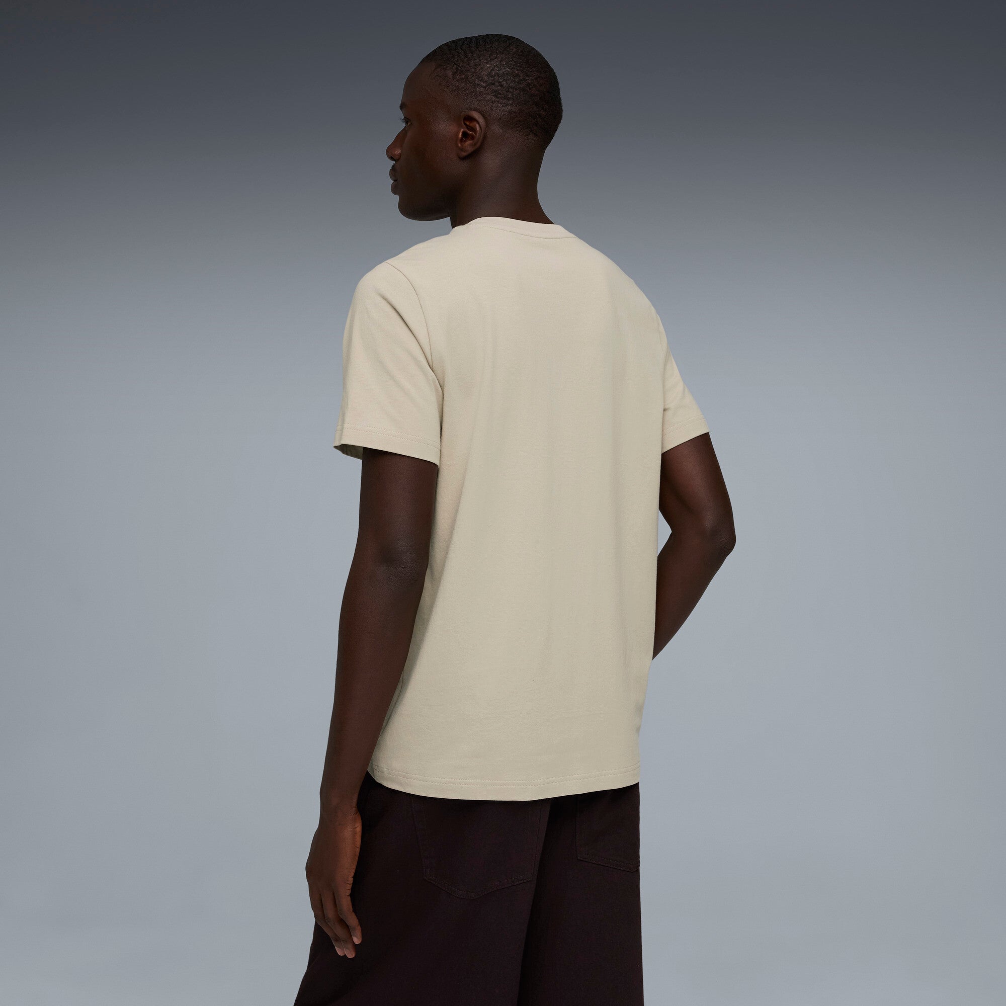 PUMA WARDROBE essentials tee men in pebble gray - Image 4