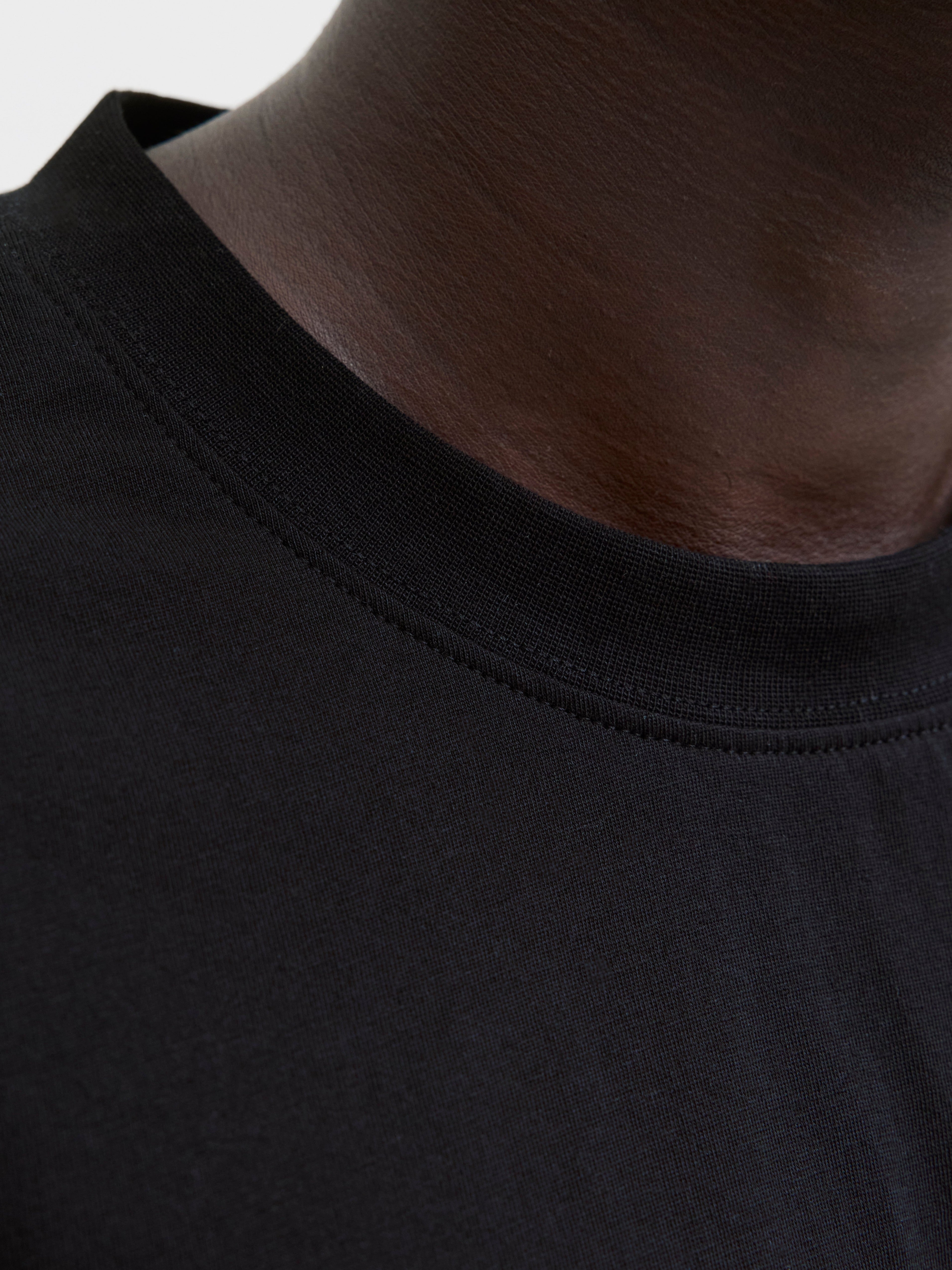 JACK & JONES JCOCNZAMSTERDAM branding t-shirt in black - Image 5