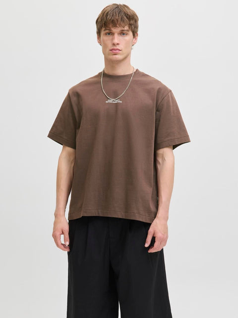 JACK & JONES JCOCOVER script back tee crew neck in seal brown