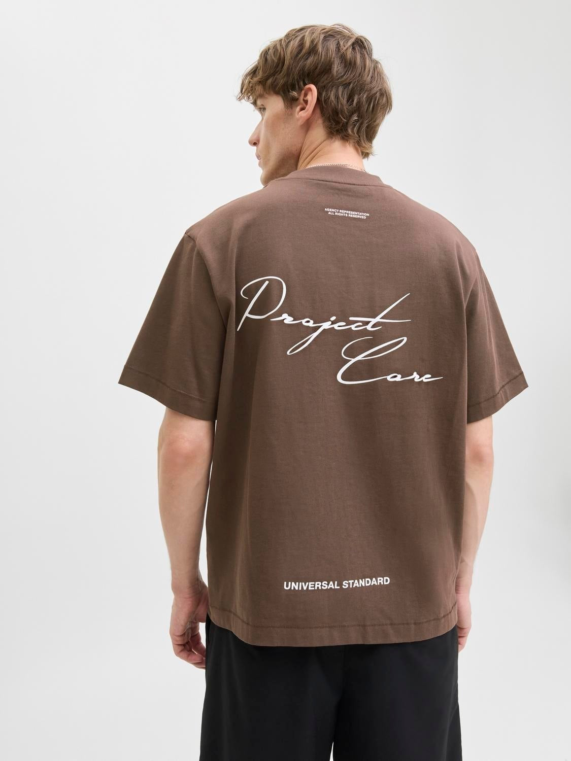 JACK & JONES JCOCOVER script back tee crew neck in seal brown - Image 8